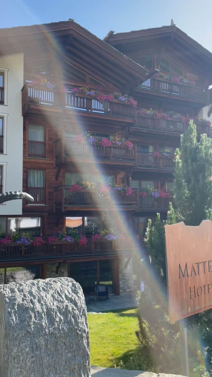 太田エイミーのインスタグラム：「The amazing chalets in Zermatt 🇨🇭」