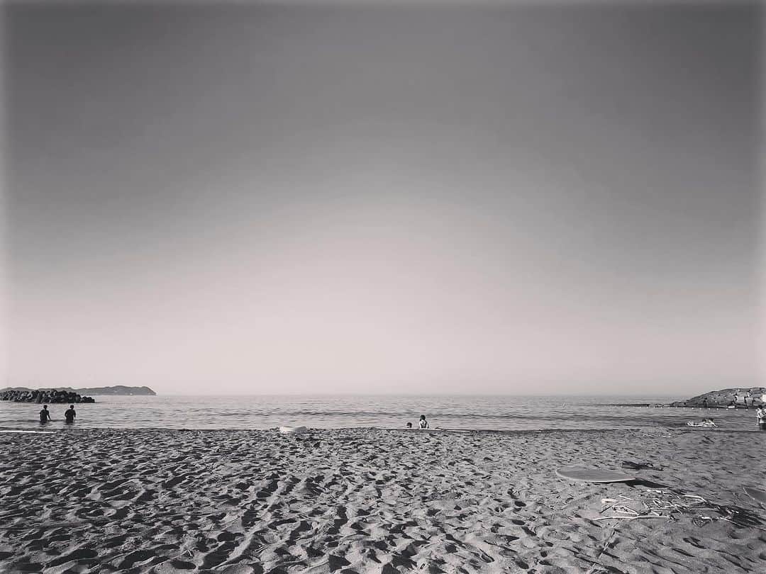 福原美穂のインスタグラム：「今日も  海  2時間くらい浸かってたかな🤣」