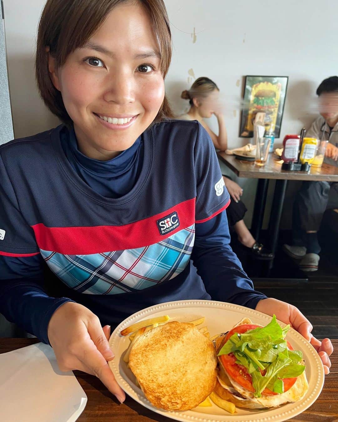 尾崎里紗のインスタグラム：「練習の後の昼食はパンバーガー🍔 ⁡ めっちゃ美味しい(^^) ⁡ ⁡」