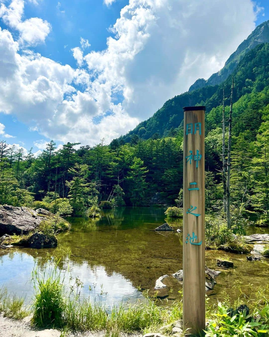 ののさんのインスタグラム写真 - (ののInstagram)「1枚目眩しそう🌞 上高地ではトワサンクのアップルパイと河童焼き（あんこ＆クリームチーズ味）とおやき食べたよ🤤  写真や動画を撮る時は取ってたんだけど、日焼け防止の帽子とグローブはしてたよ🙆‍♀️ あと虫除けスプレー🦟  #上高地#上高地散策#長野県#長野県観光#長野観光#長野旅行#山#旅女#タビジョ#ハイキング#ハイキング女子 #トワサンク#河童焼き#おやき#河童橋#ナイキ#ナイキスニーカー#ユニクロ#ジーユー#カーゴパンツ#カーゴパンツコーデ #白シャツ#白シャツコーデ#kamikochi#nagano」7月18日 7時00分 - nonoko0309