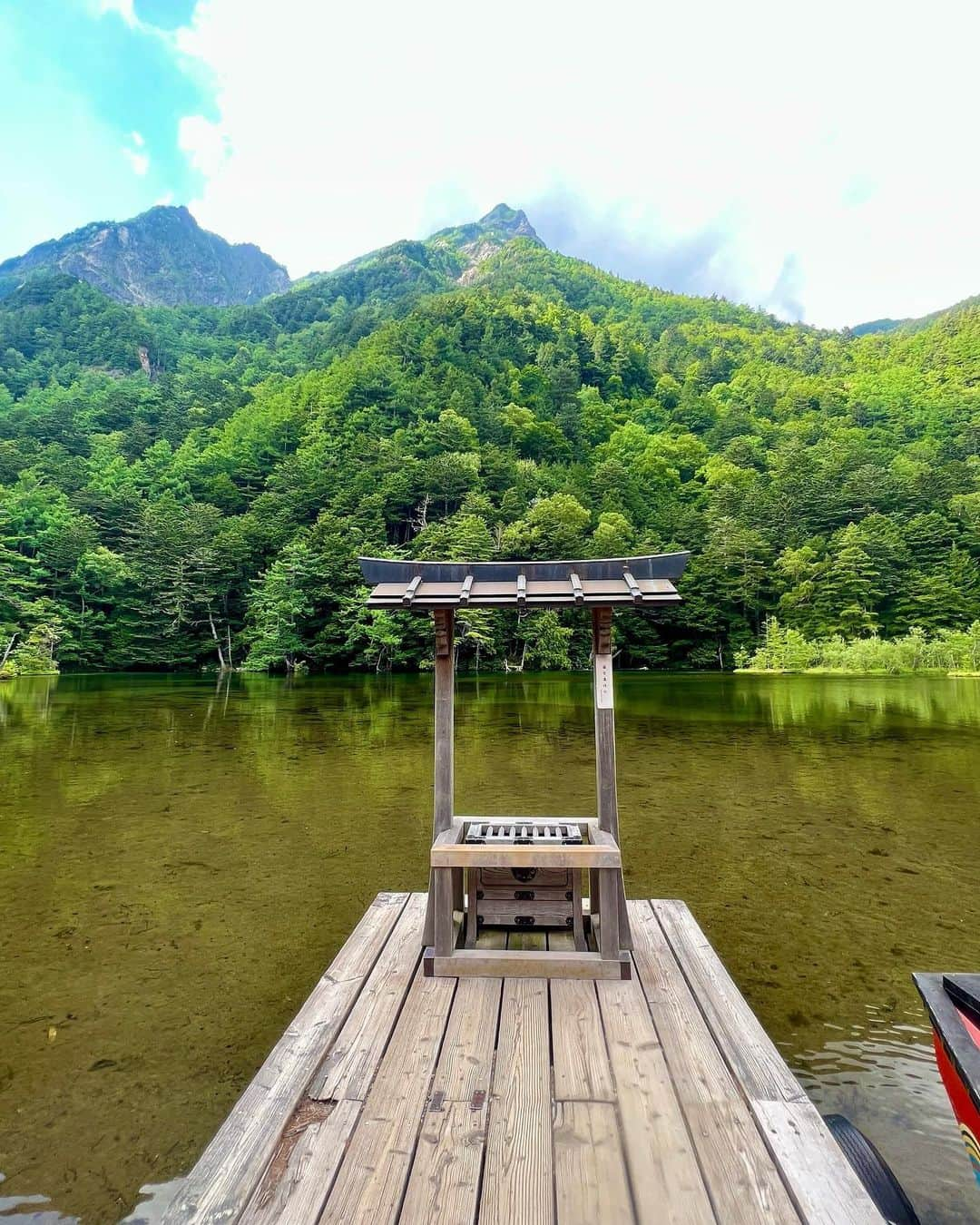 ののさんのインスタグラム写真 - (ののInstagram)「1枚目眩しそう🌞 上高地ではトワサンクのアップルパイと河童焼き（あんこ＆クリームチーズ味）とおやき食べたよ🤤  写真や動画を撮る時は取ってたんだけど、日焼け防止の帽子とグローブはしてたよ🙆‍♀️ あと虫除けスプレー🦟  #上高地#上高地散策#長野県#長野県観光#長野観光#長野旅行#山#旅女#タビジョ#ハイキング#ハイキング女子 #トワサンク#河童焼き#おやき#河童橋#ナイキ#ナイキスニーカー#ユニクロ#ジーユー#カーゴパンツ#カーゴパンツコーデ #白シャツ#白シャツコーデ#kamikochi#nagano」7月18日 7時00分 - nonoko0309