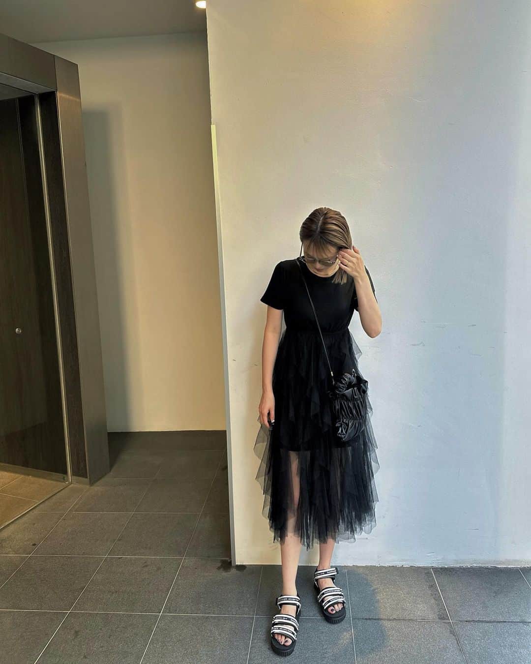 松井貴香のインスタグラム：「.  ᵀᵒᵈᵃʸˢ ᴷⁱᶜᵒᵈᵉ  👗 #香港 🥿 @beautifulpeople_officialsite  👜 @nyunyu_seoul  👓 @zapady_doo   この3連休は暑過ぎて 出掛けても近場ぶらぶらだったけど 楽しみにしてたお寿司は最高でした🍣♡♡  .」