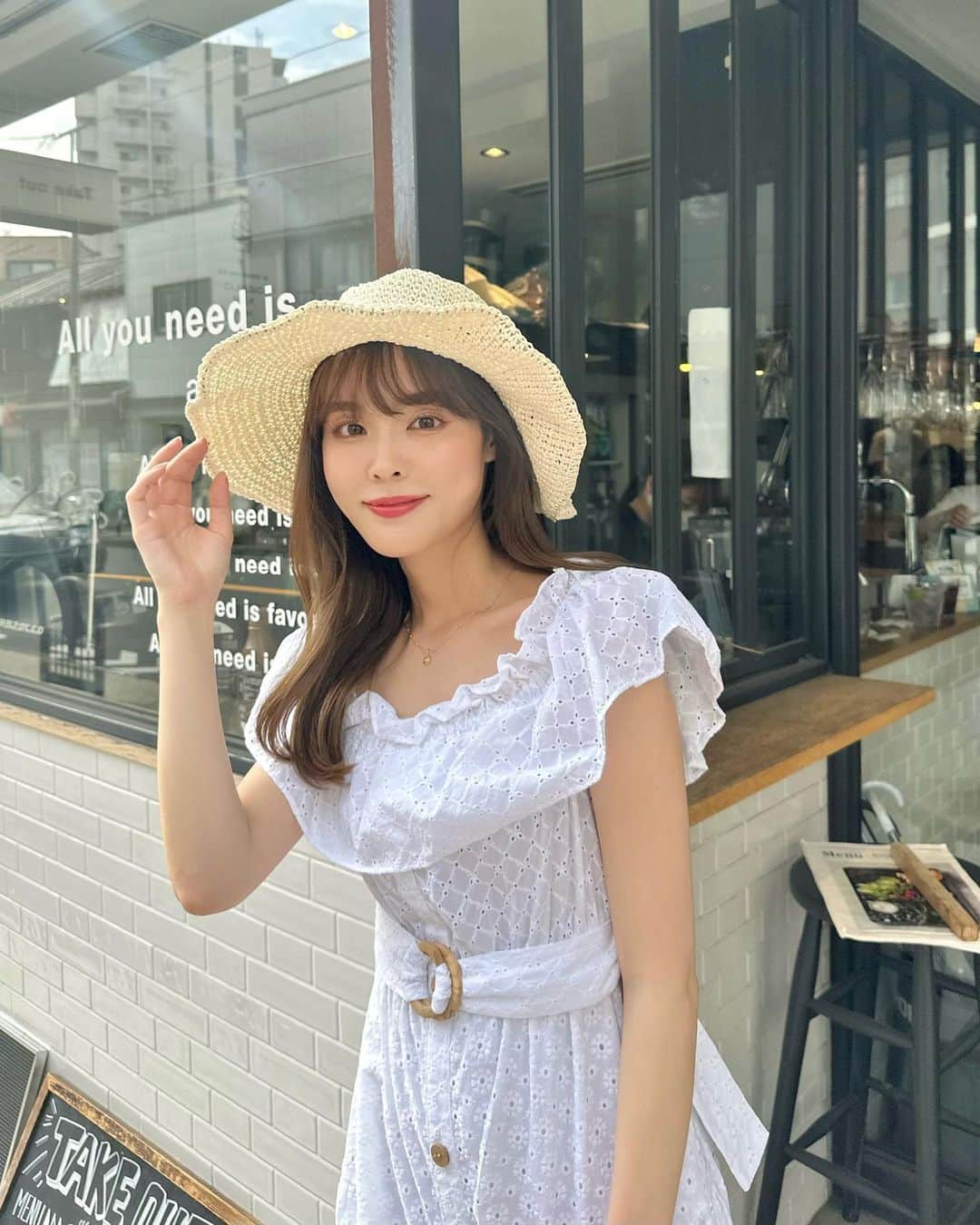 磯田 ひかる(Hikaru Isoda) のインスタグラム：「こんばんは🥰🤍 三連休最終日、、！みなさん楽しめた&ゆっくりできましたか？🫶  猛暑が続くので、夏全開なコーデを👒 夏になったら白ワンピが着たくなる♡  ストローハットで日焼け防止&夏感を出してみたよ🎶  【着用アイテム】 Dress @zara  Bag @cafune.official  Shoes @hermes   ------------------------------ picaru：162cm / 骨格ウェーブ 1st ブライトスプリング 2nd ブライトサマー  大人可愛いスタイルアップコーデ ヘアメイクを合わせた トータルスタイリングを提案🤍  不定期にストーリーで ファッションお悩み相談募集中🥰 ------------------------------  他の投稿を見る→【@picaruuu】」