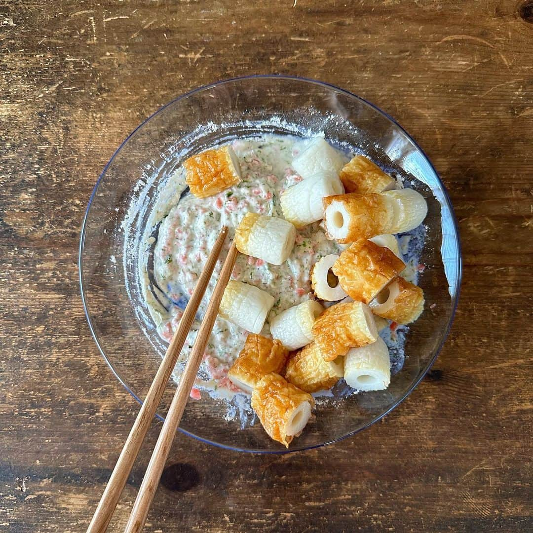 Tesshiさんのインスタグラム写真 - (TesshiInstagram)「ちくわの磯辺揚げwith紅生姜 Tempura Chikuwa with Aonori seaweed and pickled ginger #yummy #homemade #healthy #tempura #chikuwa #ginger #cute #おいしい #磯辺揚げ #ちくわ #紅生姜 #青のり #かわいい #マカロニメイト #フーディーテーブル #手作り  ちくわ5本、小麦粉大3、水大3、青のり大1/2、紅生姜大1〜、揚げ焼きする油など 5 Chikuwa, 3 tbsp flour, 3 tbsp water, 1/2 tbsp Aonori seaweed, 1~ tbsp pickled ginger and oil…」7月17日 22時09分 - tmytsm