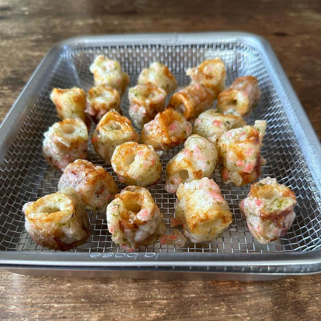 Tesshiさんのインスタグラム写真 - (TesshiInstagram)「ちくわの磯辺揚げwith紅生姜 Tempura Chikuwa with Aonori seaweed and pickled ginger #yummy #homemade #healthy #tempura #chikuwa #ginger #cute #おいしい #磯辺揚げ #ちくわ #紅生姜 #青のり #かわいい #マカロニメイト #フーディーテーブル #手作り  ちくわ5本、小麦粉大3、水大3、青のり大1/2、紅生姜大1〜、揚げ焼きする油など 5 Chikuwa, 3 tbsp flour, 3 tbsp water, 1/2 tbsp Aonori seaweed, 1~ tbsp pickled ginger and oil…」7月17日 22時09分 - tmytsm