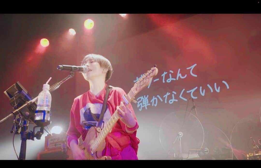 雫さんのインスタグラム写真 - (雫Instagram)「ライブ映像を編集してるんですが、ラブコールのここ、後ろに映ってる歌詞の「ギター」部分にギターがきていて、絵文字で表現したみたいだなって思いました  🎸なんて弾かなくて良いんじゃないｶﾅ⁉️😅みたいな」7月17日 22時11分 - plkshizuku