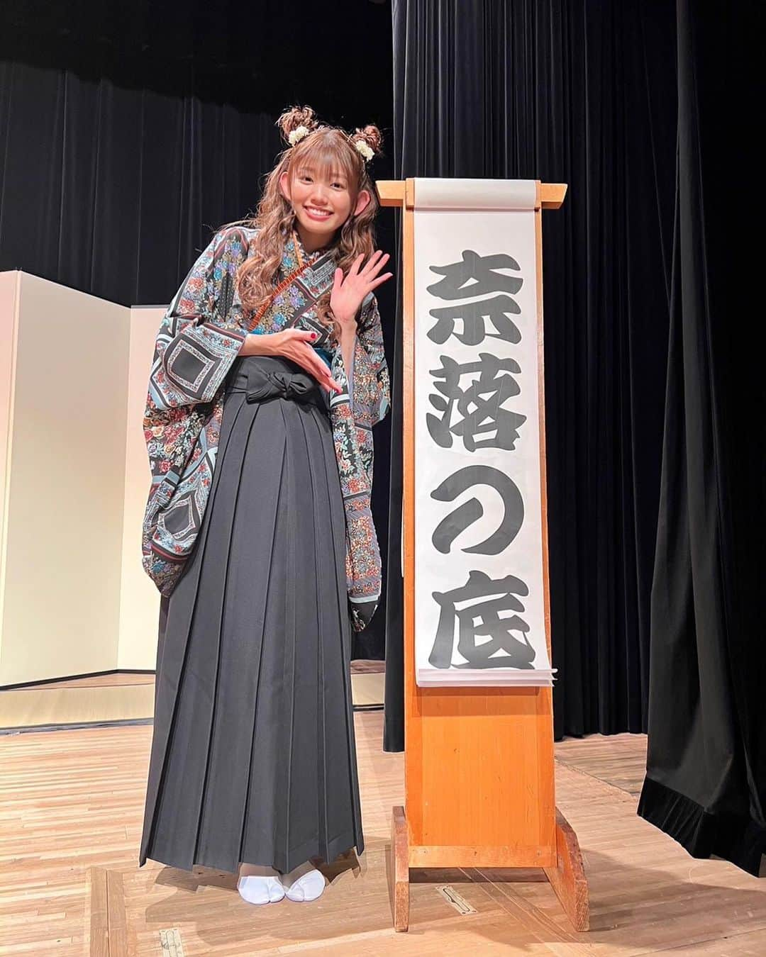 里菜のインスタグラム：「・🪭  麗和落語〜二〇二三 夏の陣〜 東京公演 ありがとうございました！！  一人落語では「奈落の底」 二人落語では「月日は百代の過客にして」を 1日目、2日目は宮ノ尾美友さんと 千秋楽は江益凛さんとお届けしました✉️  1から10ある中で1も分からなかったところから スタートした落語でしたが 演出家さんやスタッフの皆さん 他の共演者さんの力を借りながら 最後まで走り切ることができて良かったです✨  緊張でガチガチだったり 楽しさのあまり素で笑ってしまったり もっとこうすればよかったって欲が出てきたり 生の舞台っていいな、楽しいなって 今回落語に挑戦できたことに感謝です！ 本当に素敵な時間を過ごさせていただきました😭 ポッパーさんもグッズをゲットして応援してくれたり 会場まで足を運んでくれて本当にありがとう☺︎ また挑戦できる日がありますように！  おあとがよろしいようで」