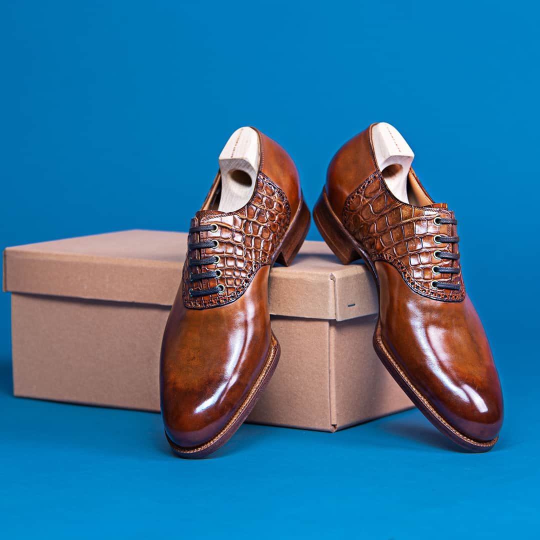 サンクリスピンのインスタグラム：「A sleek, simple silhouette, accentuated by alligator. The perfect balance between extravagance and elegance.​​​​​​​​​ #shoes #handmadeshoes #madetoorder #mtoshoes #bespokeshoes #handwelted #shoeporn #madebyhand #shoestagram #agentlemanschoice #onlyforgentlemen」