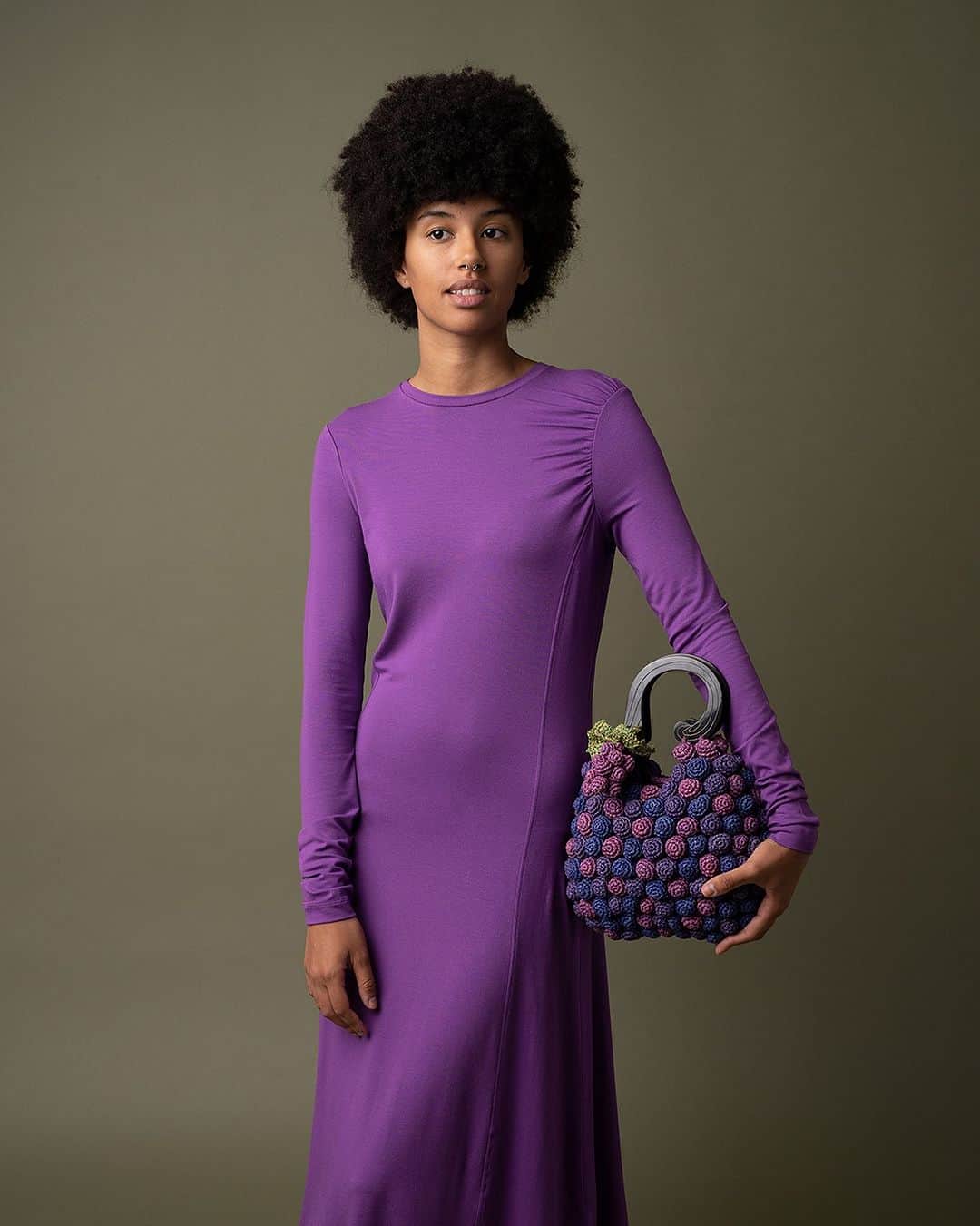 ジャマンピュエッシュのインスタグラム：「Exquisite raffia bag inspired by a bunch of grapes 🍷🍇 #jaminpuech #raffiabag #summerbag #uniquebag #violet #purple」