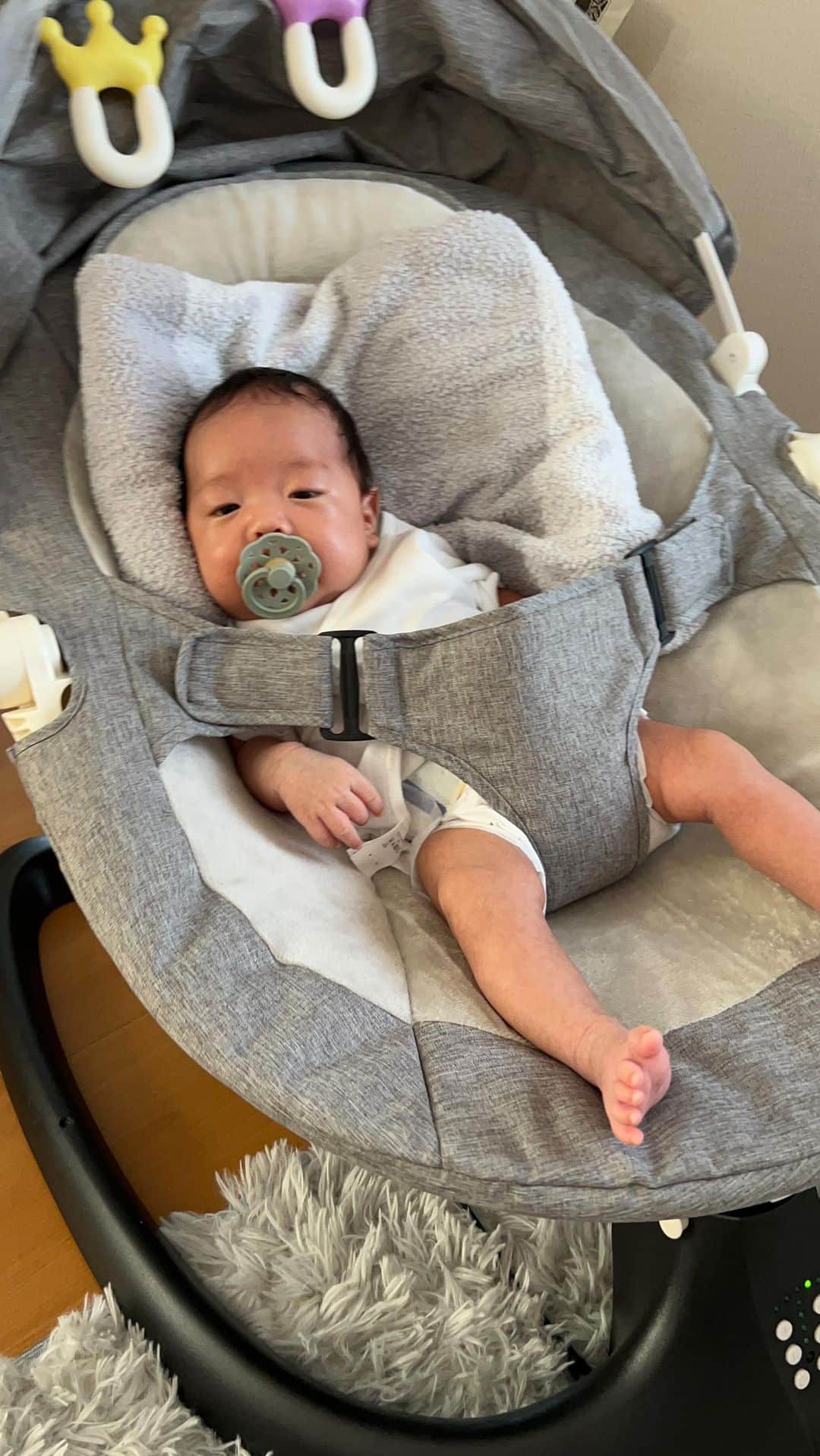 中村エリカのインスタグラム：「最近おしゃぶり&バウンサーデビューしました👶🩵 もうお腹いっぱいのはずなのに口寂しい感じでチュパチュパが多かったからおしゃぶりにしたらずっと吸ってる🥹✨ ちなみにおしゃぶりはBIBSでケースも一緒にGET🤍 @theofficialbibs  ケースでレンチンの煮沸消毒もできて便利🙆‍♀️ 東京都がやってる子育て支援の赤ちゃんファーストで注文したよ🥰✨ バウンサーは電動式だからめちゃ使える🥹❣️ B様、お気に召されたご様子で何より🙏❤️ww . . . #子育て #育児レポ #バウンサーデビュー #おしゃぶりデビュー #バウンサー #おしゃぶり #bibsbaby #baby #赤ちゃんファースト #東京都子育て支援 #産後ママ #赤ちゃん」