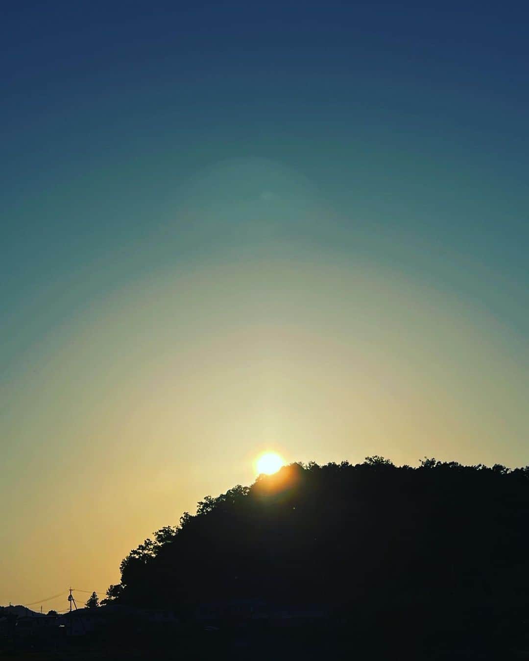 坂井翔のインスタグラム：「月曜日の夕日を見ると1週間の始まりを感じる...。  今日は暑すぎた。  みんな大丈夫だったでしょうか。  水分補給を忘れずに！  僕は来週から大学のテストなので、勉強しまくります。」