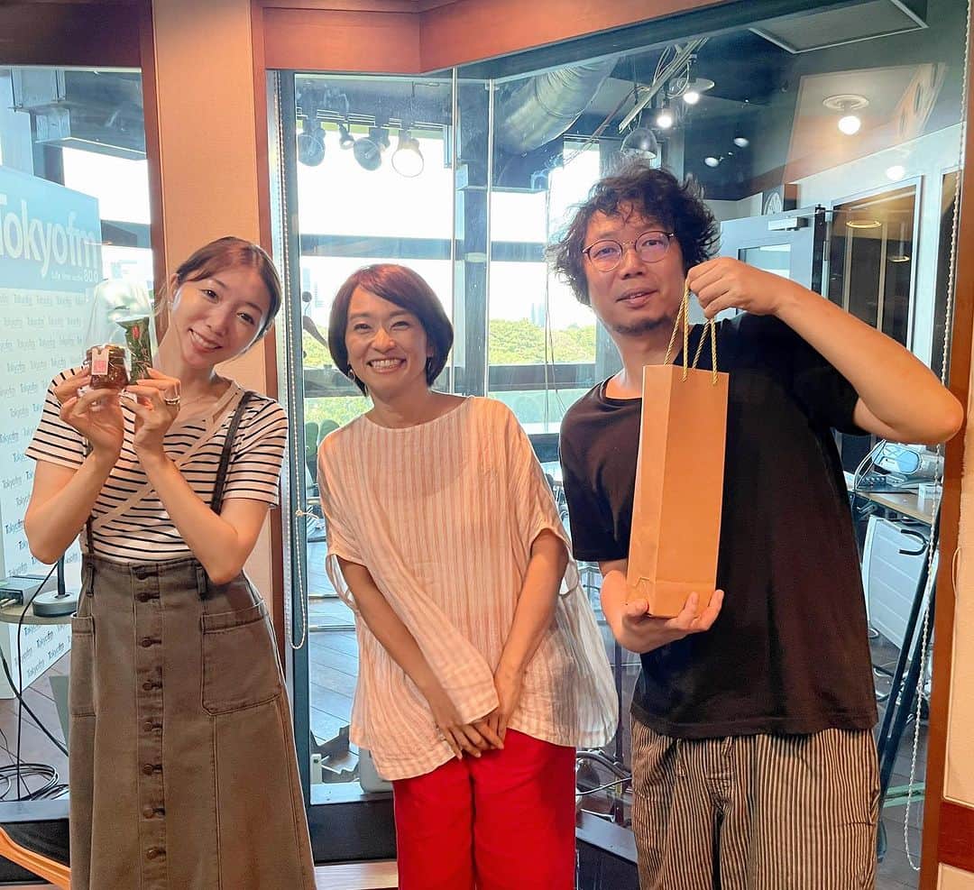 住吉美紀のインスタグラム：「夕方特番終わり、久しぶりに #スカロケ やしろ本部長と浜崎秘書 @mihohamasaki_japan にお会いできた。うれしい！ 2日早かったけれど、やしろさんにHappy Birthday も言えました。  #大事なパーソナリティ仲間 #声はいつも聴いていても会うのは半年ぶり」