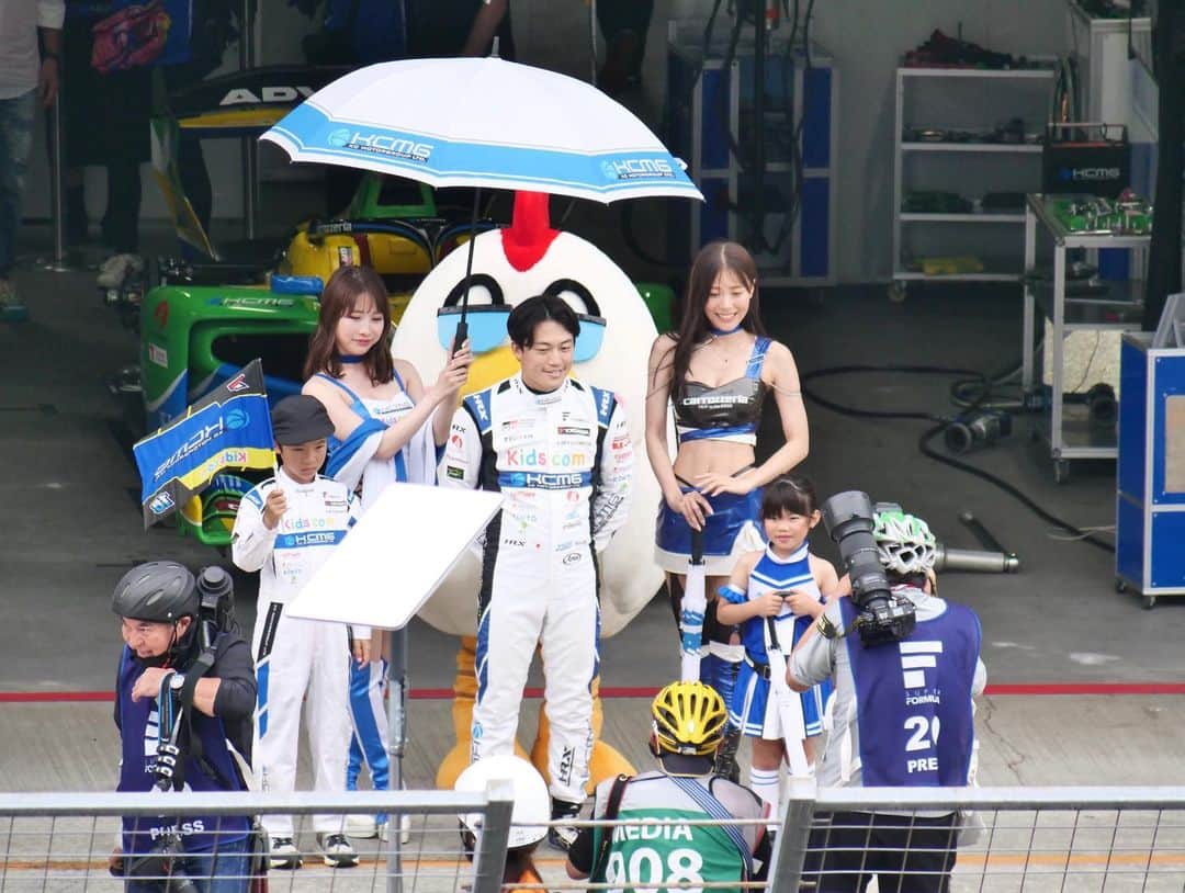 はにゅんさんのインスタグラム写真 - (はにゅんInstagram)「SUPER FORMULA Rd.6🗻 #7 P14→P9 #18 P15→P15 でチェッカーを受けました！  小林可夢偉選手はポイントを獲得🏁 SF後半戦も表彰台目指して精一杯応援頑張ります！  今戦の富士では夏祭りイベントも🎆 Kids comのイベントやパドックツアーも大盛り上がりでした！ 夏の思い出になってくれたら嬉しいです！ ️  #SUPERFORMULA #SFormula #SF #KCMG #富士スピードウェイ」7月17日 22時20分 - hanyu_nanoka_