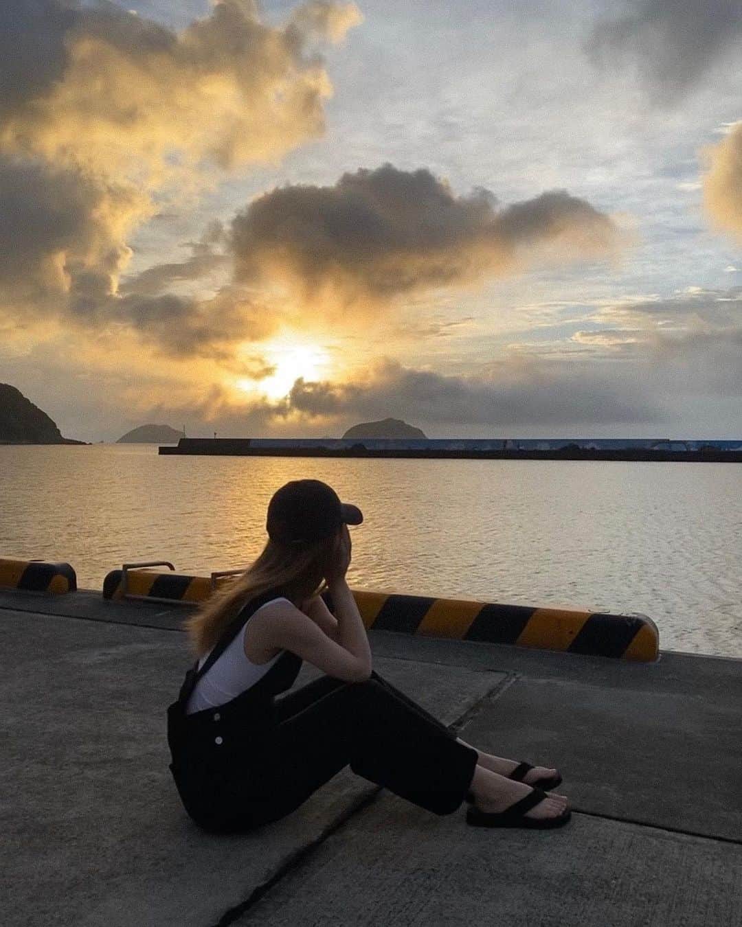NANAのインスタグラム：「📎甑島の色々📷🩵  ①③ 甑島での朝陽！事前に港からの朝陽が最高に綺麗だと調べていたので、どうしても見たくて朝5時起きで行ってきました🏃🏻‍♀️ と、言ってもホテルは甑島の玄関口「里港」の目の前なので徒歩10秒。笑 最高な立地にある @hotelareaone_koshiki 🏨 すっぴん寝起きでエネルギーチャージ✌🏻  ② むしろ港に行かずともホテルのベランダからも同じ景色が見れます！全室オーシャンビュー！  ④⑤⑥ 夫婦ですっごく楽しみにしていた夕食！！(これこれ待ってた〜笑) なんて豪華なんでしょ🥲✨甑島で取れたばかりの海の幸が最高に美味しくて✨胃袋３つくらい欲しかった泣。 キッズプレートも用意していただいたけど、タネタネには豪華過ぎて！🤣大きいお子さんも大満足なメニュー！私たちはママとパパも美味しくいただきました👐🏼 朝はバイキングで、夫は朝から海鮮丼いってたよ！笑😙 とっても新鮮でこれだけでも甑島に来た甲斐があります👍🏻 子ども用の食器やメニューもありました！ そしてスタッフさんは子連れにめちゃくちゃ優しい🥹  ⑦ ホテル着いてすぐベランダへ！  ⑧ ホテル目の前にあるフェリー乗り場にて⛴️大きな船にうれしそうなタネタネ👶🏻👶🏻 ホテルからすぐだから朝早い便で子連れでも安心！  ⑨⑩ ホテルの和室！広いし清潔！ 洋室もあるけど、私たちはタネタネが自由にゴロゴロできるように和室にしました^ ^ フロントにはシャンプーバーなるものがあって、好きなシャンプーを選んで使うことができたり、アメニティや貸し出しも揃っていて、何不自由なく過ごせました🫶🏻  島に渡る前はあれもこれも買っておいた方がいいかな〜？とか心配してたけど、ホテル内に売店もあるし貸し出しなどが充実してるので、大人が困ることは一切なかったです！😉🪿 (赤ちゃん連れはミルクとオムツだけは用意した方がいいと思います♡)  現在は改装中だったけど、島唯一の温泉とサウナが入っていて！(それだけで私の中では甑島でNo.1ホテル🤍)  ふぅ。長々と書いてしまったけど…🙃✍🏻  ホテルだけでも思い出いっぱいの旅！ 島で出会った人もみーんなフレンドリーで優しかったです🥲🫰🏻💘💘  📍HOTEL Areaone Koshiki Island @hotelareaone_koshiki 〒896-1101 鹿児島県薩摩川内市里町里1619-15  #koshikiisland #甑島ホテル #甑島旅行 #socialport」