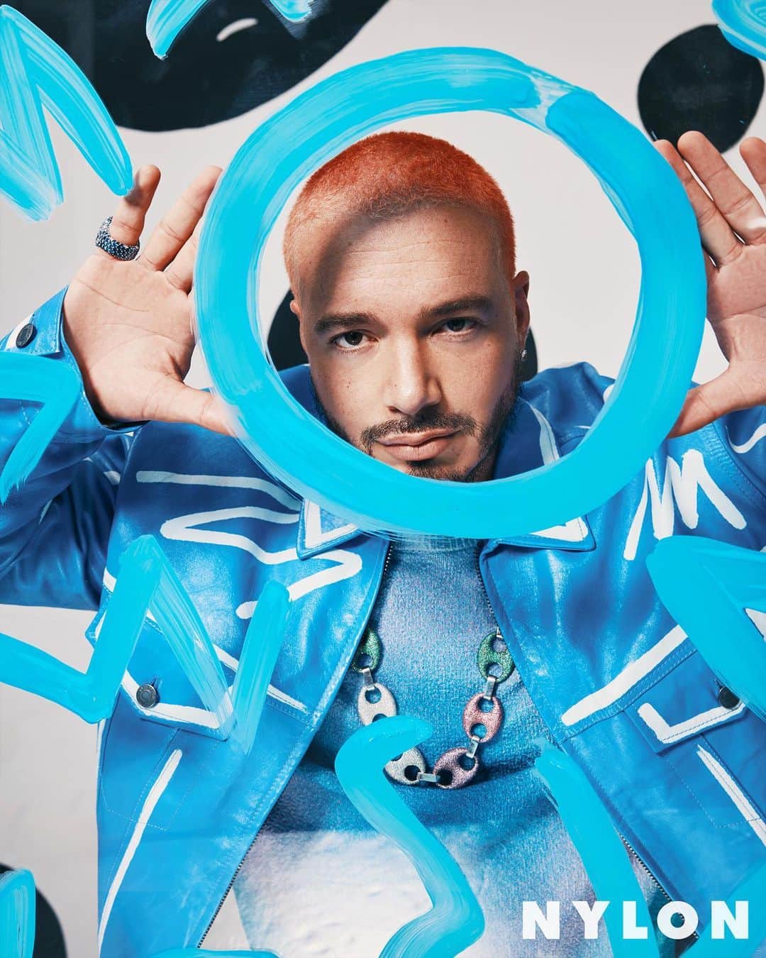 Nylon Magazineさんのインスタグラム写真 - (Nylon MagazineInstagram)「#JBalvin has accomplished an impossible feat: He’s managed to log off. “[The idea of fatherhood] caused me a lot of anxiety,” the artist says, following his decision to take a nine-month-long social media detox to focus on his family. “When [my son] was born, I realized that it was just the fear—the fear was bigger than the reality.” At the link in bio, our July 2023 cover star @jbalvin opens up about suffering from depression, finding purpose in fatherhood, and more.   Photographer: @abdmstudio Stylist: @eehay Set Designer: @not.thestate Grooming: @melissa.dezarate Talent Bookings: @specialprojectsmedia Photo Director: @heartattackack Editor in Chief: @alyssavingan SVP Fashion: @tiffanyreid SVP Creative: @karen.hibbert」7月17日 22時21分 - nylonmag