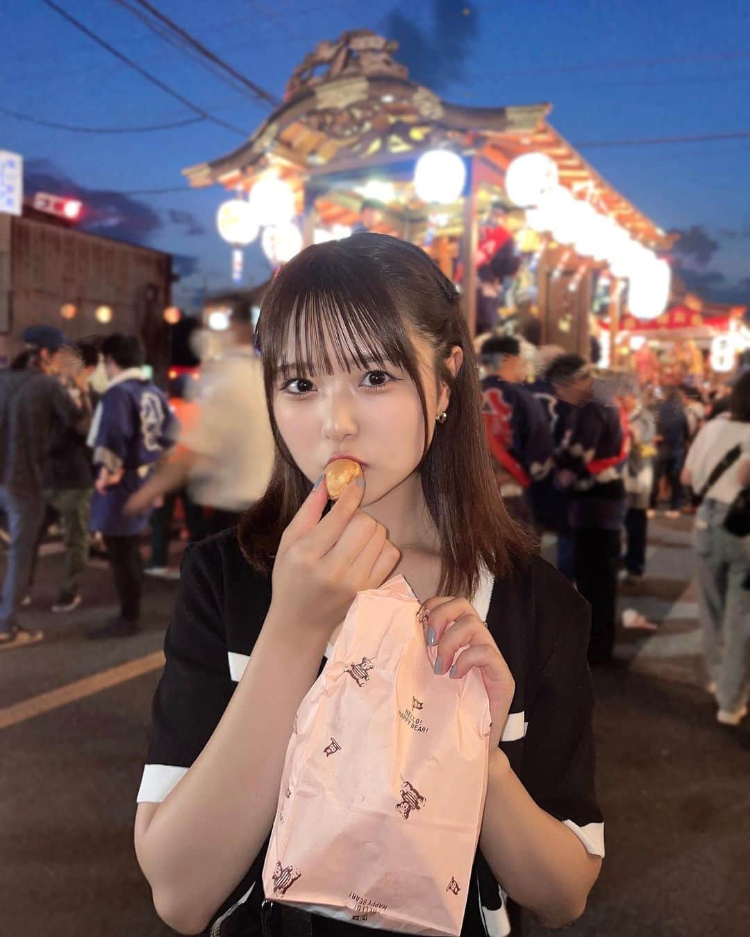 久保田沙矢香のインスタグラム：「夏祭り楽しい🏮♡  屋台もたくさんあったし、御神輿も見れて良かった !!  #夏祭り #お祭り #祭り #お祭り写真部」