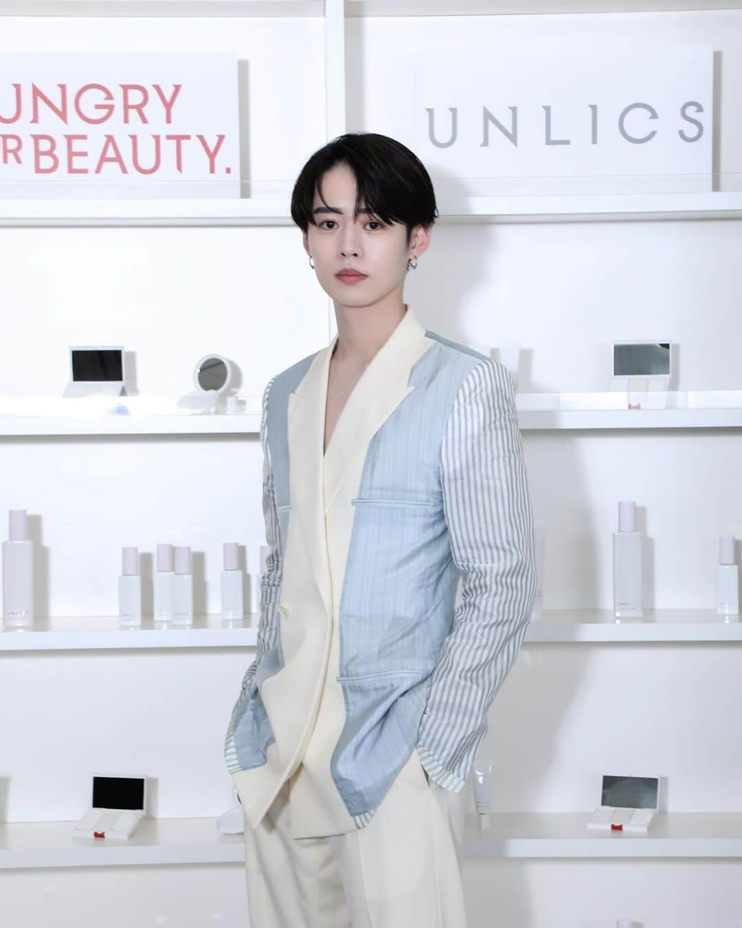 しょうきのインスタグラム：「花王 UNLICS Beautyイベント💄💐 ⁡ 50名以上の方にご参加頂けて とても嬉しい感想や報告を聞けて幸せでした。 本当に開催してよかったです。 ⁡ 新発売のフォトジェニックウェアはメイクした顔が浮くのを防いで、首に塗れる優れものなので是非購入した方も気になってる方も使ってみてください🤴 ⁡ 美容液セラムmeはサウナ行くときにも持って行ってるし、毎朝毎晩使ってる愛用アイテム。 是非手に取ってみてほしい✨ ⁡ ⁡ #UNLICS #アンリクス #花王 ⁡ #フェイスマスク #美容液  #メンズ美容 #美容男子 #フォトジェニックウェア #ディオール #セットアップ #メンズヘア #ヘアセット」