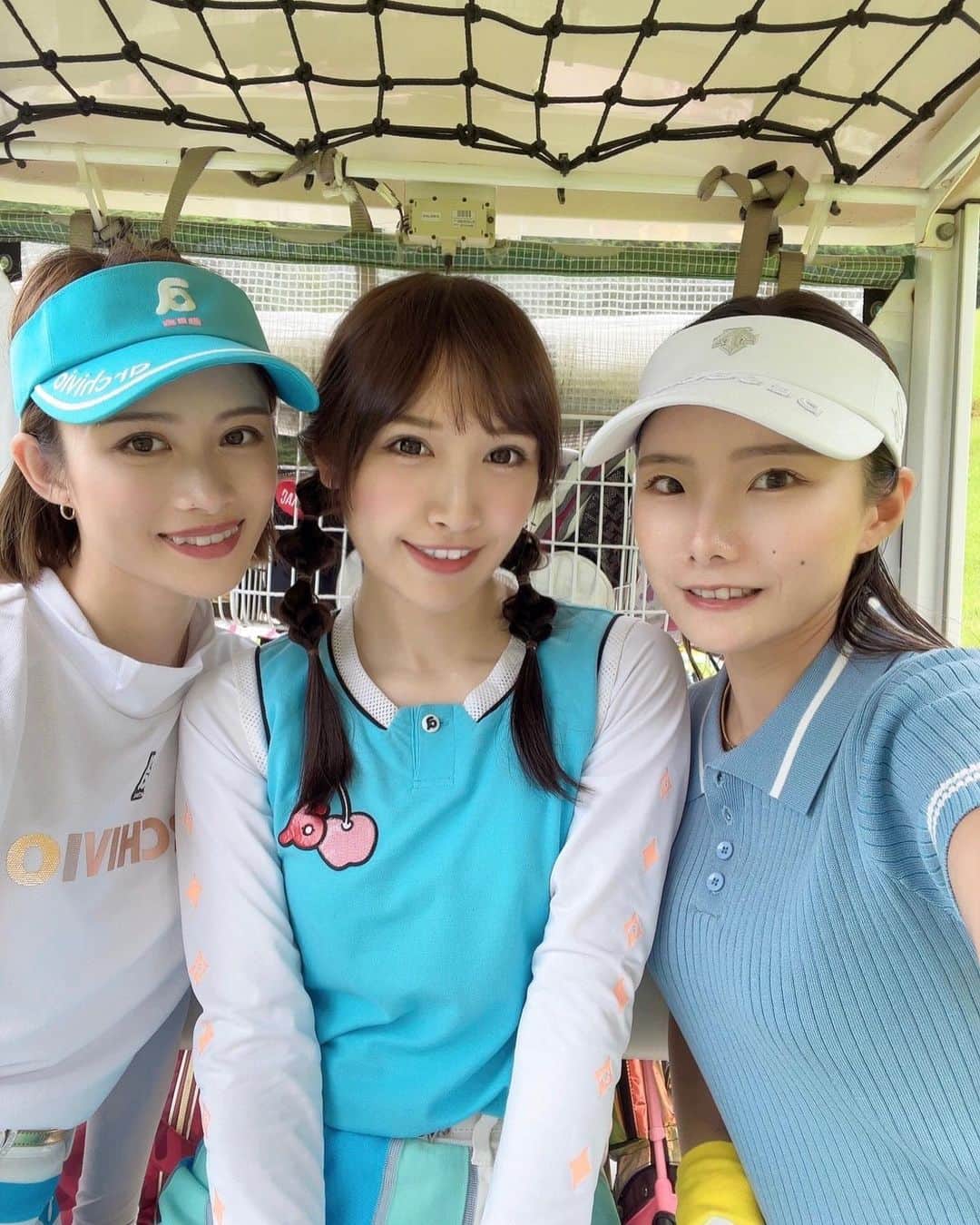 のインスタグラム：「三連休暑かったねー🥵☀️ みんなお出かけしたかな？？🏌️‍♀️  写真は、先日のコンペ参加させてもらった時の⛳️ ドレスコードはブルー🩵  前回の投稿の玉ねぎヘアはキィミカちゃん作でした🧅 パパッと可愛くしてくれて器用すぎた🥹🩷 2人ともゴルフ回るの初めてなのに話しやすくて楽しかった🎵  行きキャディバッグ送れなかったけど、コロコロ付いてたおかげで楽だった😮‍💨💕」