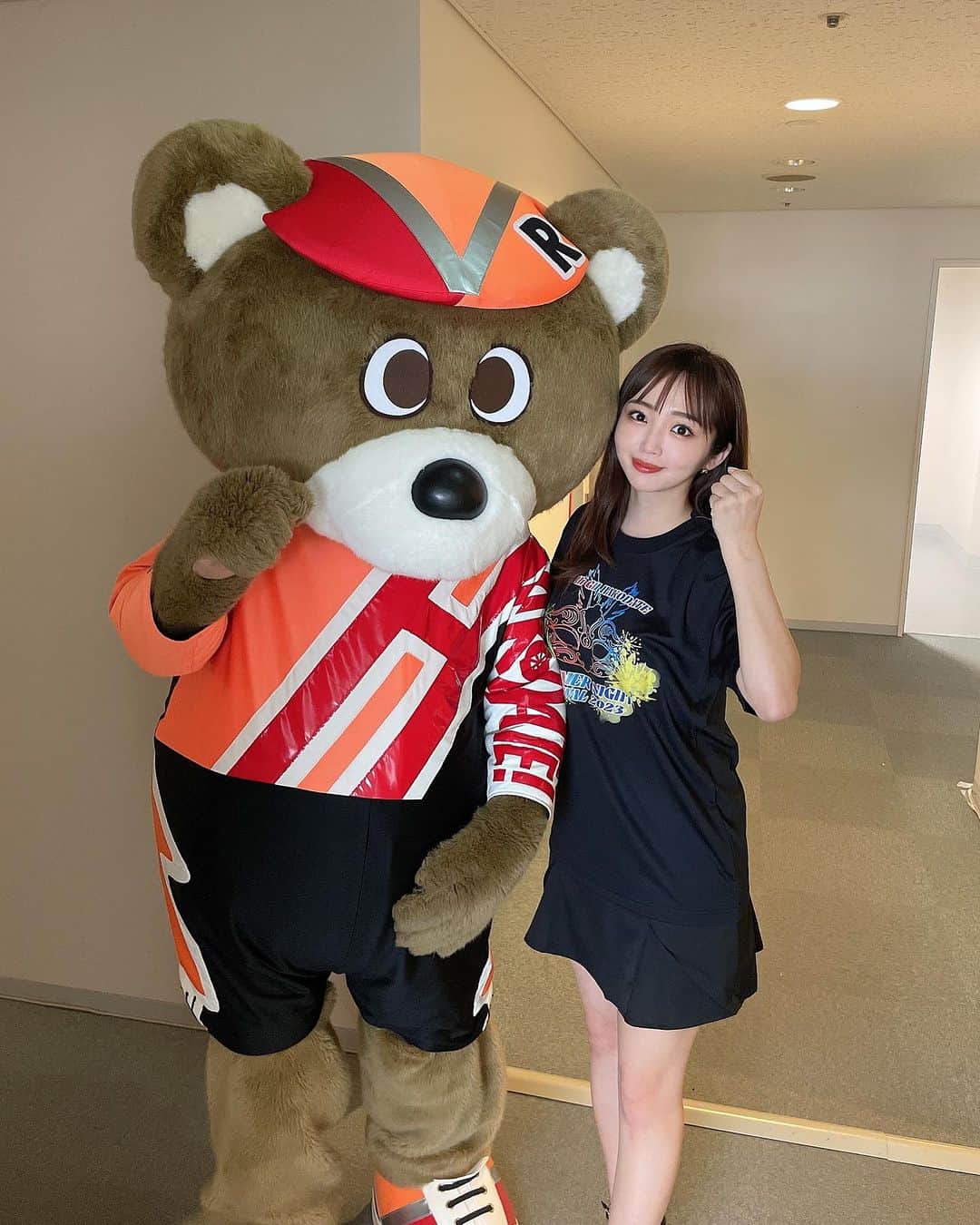 藤田かんなのインスタグラム：「🚲  #函館競輪場 で開催された G2 サマーナイトフェスティバル ガールズケイリンフェスティバル2023  今年も現地 #函館 からお送りしました🍈  改めて松浦選手、久米選手おめでとうございました🙇🏻✨  私は全然当たりませんでしたが、函館の熱気を体感できてとても楽しい放送になりました🎤＾＾  是非来年も函館競輪場で皆さんにお会いしたいです😭💓  写真は今回のサマーナイトフェスティバル限定Tシャツを着てかわいいりんりんと🧸📷  #abema  #競輪」