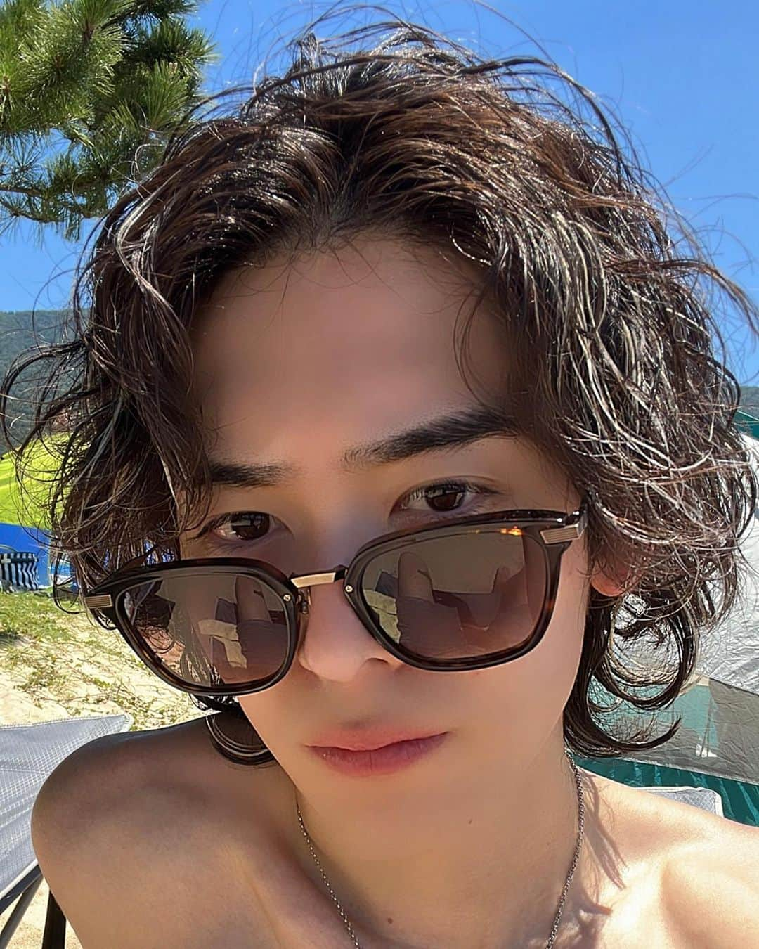 鈴村梨公のインスタグラム：「夏到来🌺  5年振りくらいに海入った笑   #メンズサロン #goald #fashion #美容学生 #パーマ #パーマスタイル #goald #ヘアセット #メンズファッション #メンズパーマ  #kinggnu #ツイストスパイラル #ツイストパーマ #ケアパーマ#ツイスパ#センターパートヘア#ツイストスパイラルパーマ #ミディアムウルフ#センターパートウルフ#波巻きパーマ #波巻きスパイラル」