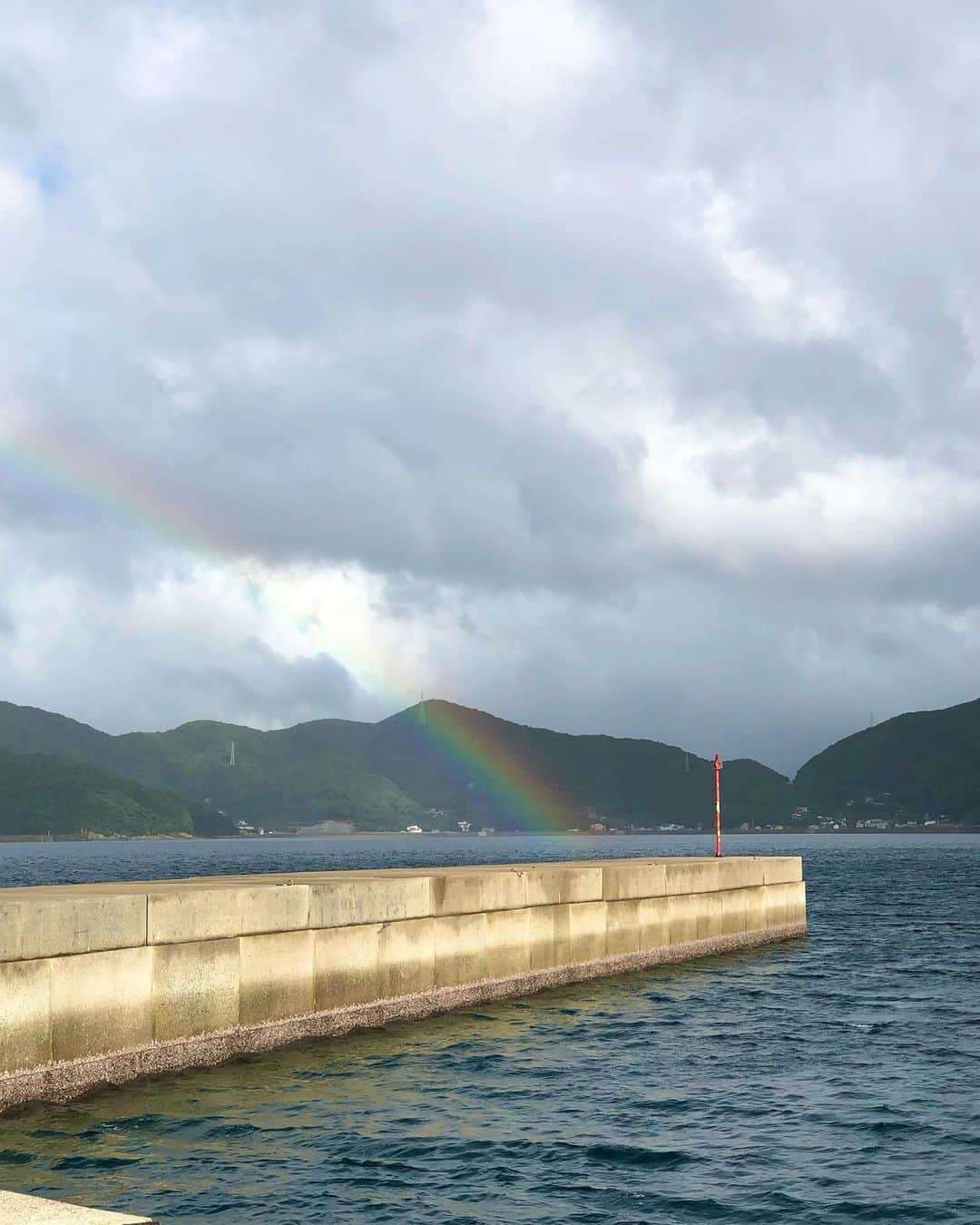 平地真菜さんのインスタグラム写真 - (平地真菜Instagram)「きょうは海の日 お休みだった方、お仕事だった方いらっしゃると思いますが、どのような1日を過ごされましたか？  私は仕事でしたが、 この土日は上五島に釣りに行って来ました！ 釣果や目的ついては、またゆっくり投稿します🎣  釣りの間に見られた虹が綺麗だったので皆さんにシェアーー🌈！ （2枚目はストーリーにあげましたが😂）  海よーー いつも美味しい🐟をありがとうーー  #海の日  #虹」7月17日 22時40分 - mana_hirachi