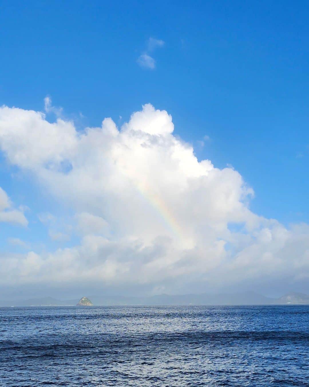 平地真菜さんのインスタグラム写真 - (平地真菜Instagram)「きょうは海の日 お休みだった方、お仕事だった方いらっしゃると思いますが、どのような1日を過ごされましたか？  私は仕事でしたが、 この土日は上五島に釣りに行って来ました！ 釣果や目的ついては、またゆっくり投稿します🎣  釣りの間に見られた虹が綺麗だったので皆さんにシェアーー🌈！ （2枚目はストーリーにあげましたが😂）  海よーー いつも美味しい🐟をありがとうーー  #海の日  #虹」7月17日 22時40分 - mana_hirachi