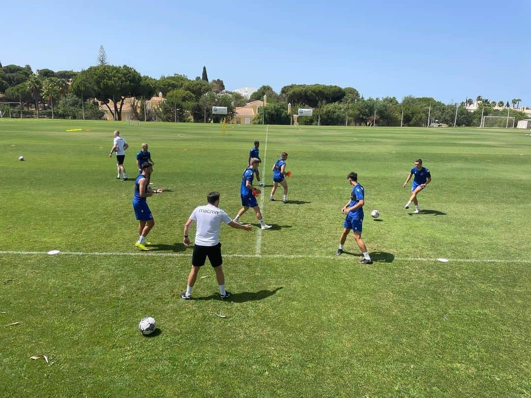 ジョーイ・バートンのインスタグラム：「2nd session of the day complete out here in Algarve, Portugal.  Great week ahead of us. Finishing off with a tough game against @sportingclubedebraga at the weekend.   #UTG 💪👍💙🌞」