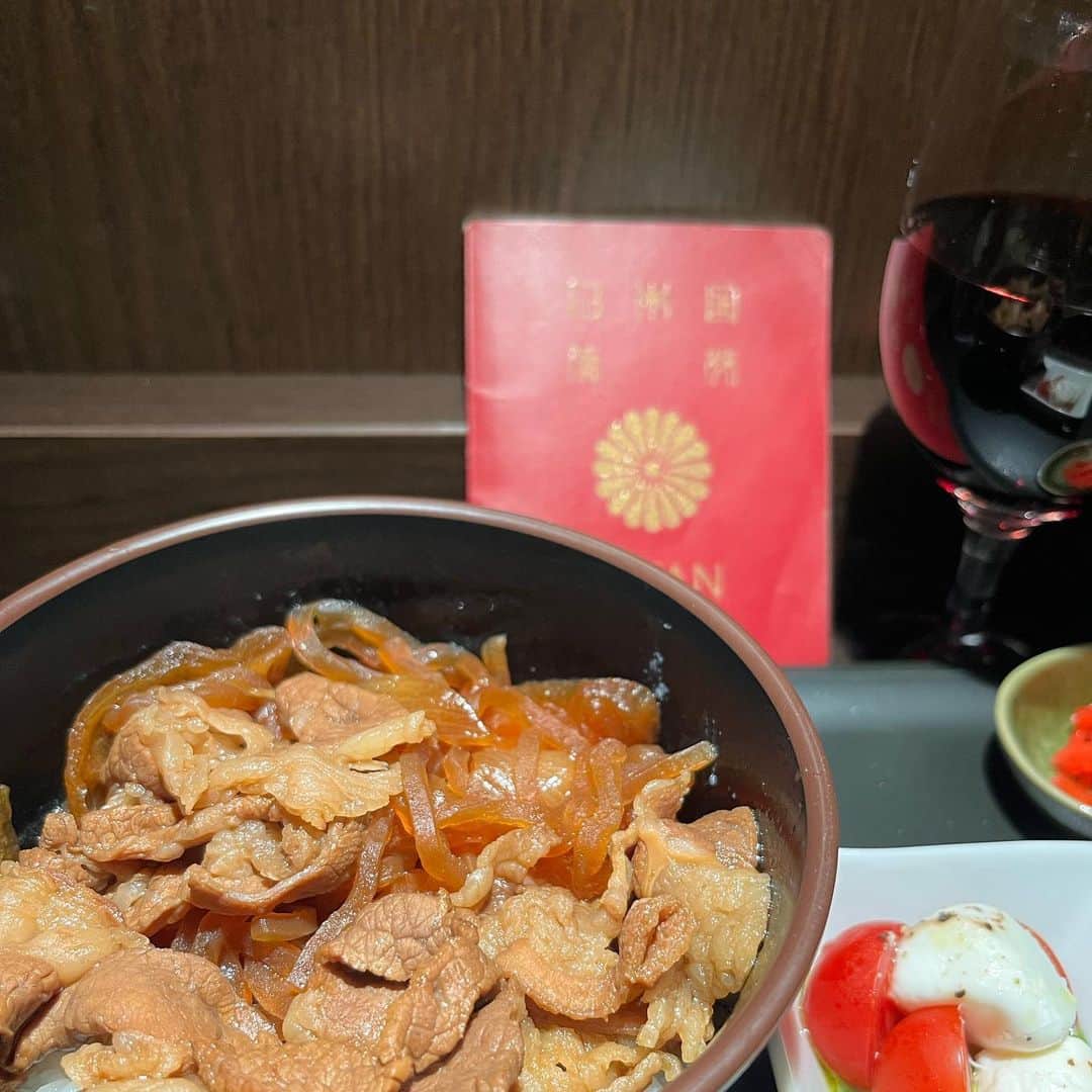 のインスタグラム：「孤独のグルメ 牛丼とカプレーゼ食べて出国。カレーと豚骨ラーメンはやめといてやったぜ！ ラウンジの誘惑に連敗中。 #やまだひさし #ラジオ #DJ #グルメ #旅人」