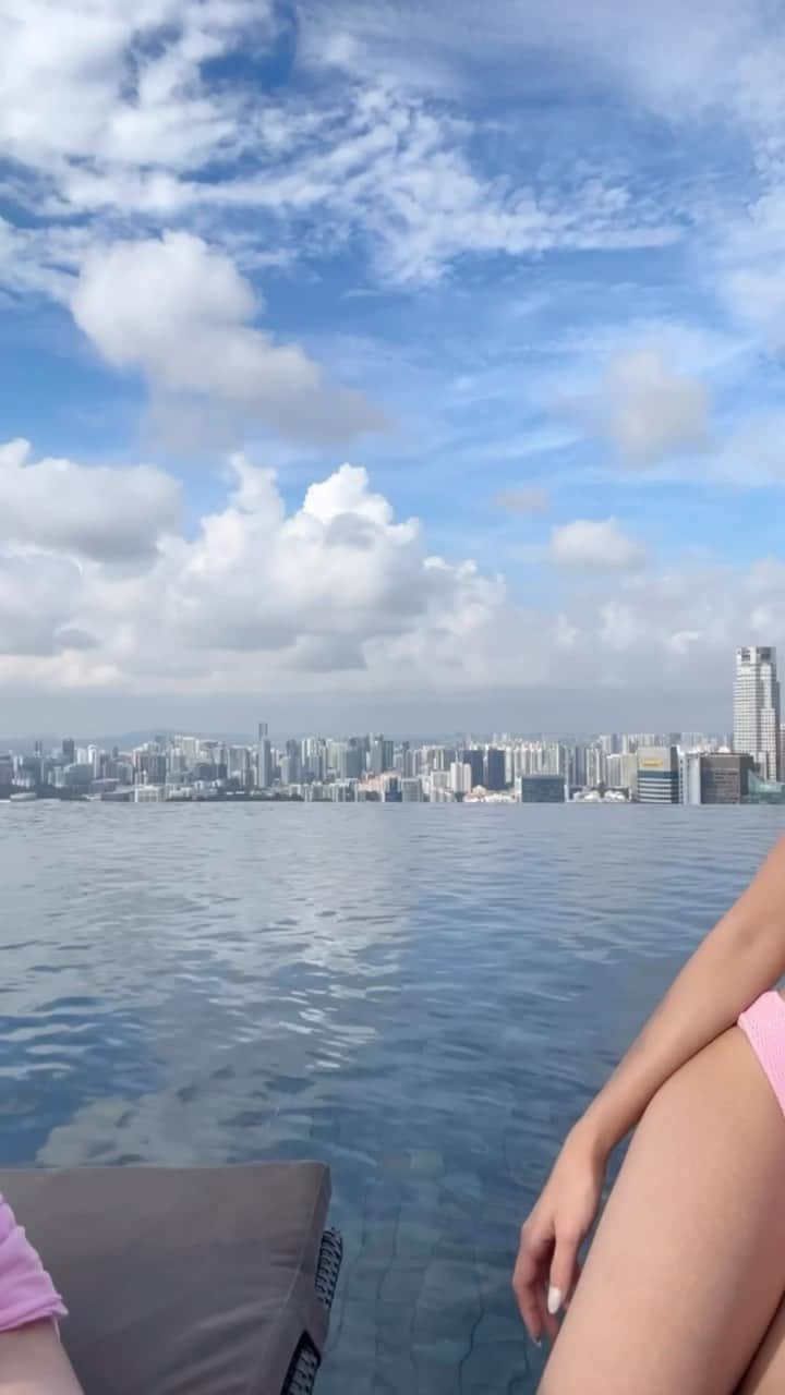 徐薇涵（Wei Han Xu）のインスタグラム：「新加坡之旅🇸🇬 被好風景收買 剩下的全是好心情 ：） 雖然我們整趟旅程咳不停 但過程還是很有趣的 是不是又要旅遊了 （威 #海豚游到新加坡 #新加坡景點 #singapore」