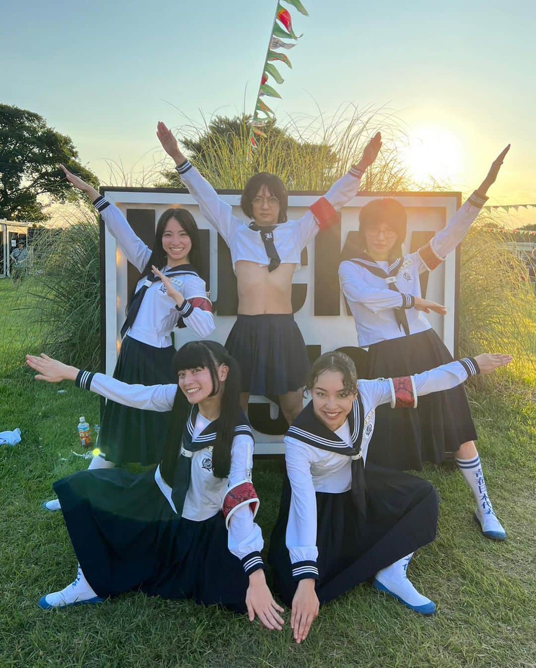 新しい学校のリーダーズさんのインスタグラム写真 - (新しい学校のリーダーズInstagram)「NICE TO MEET YOU!  ゴールデンボンバー × 新しい学校のリーダーズ #luckyfes 🌈🔥🔥☀️」7月17日 22時43分 - japan_leaders