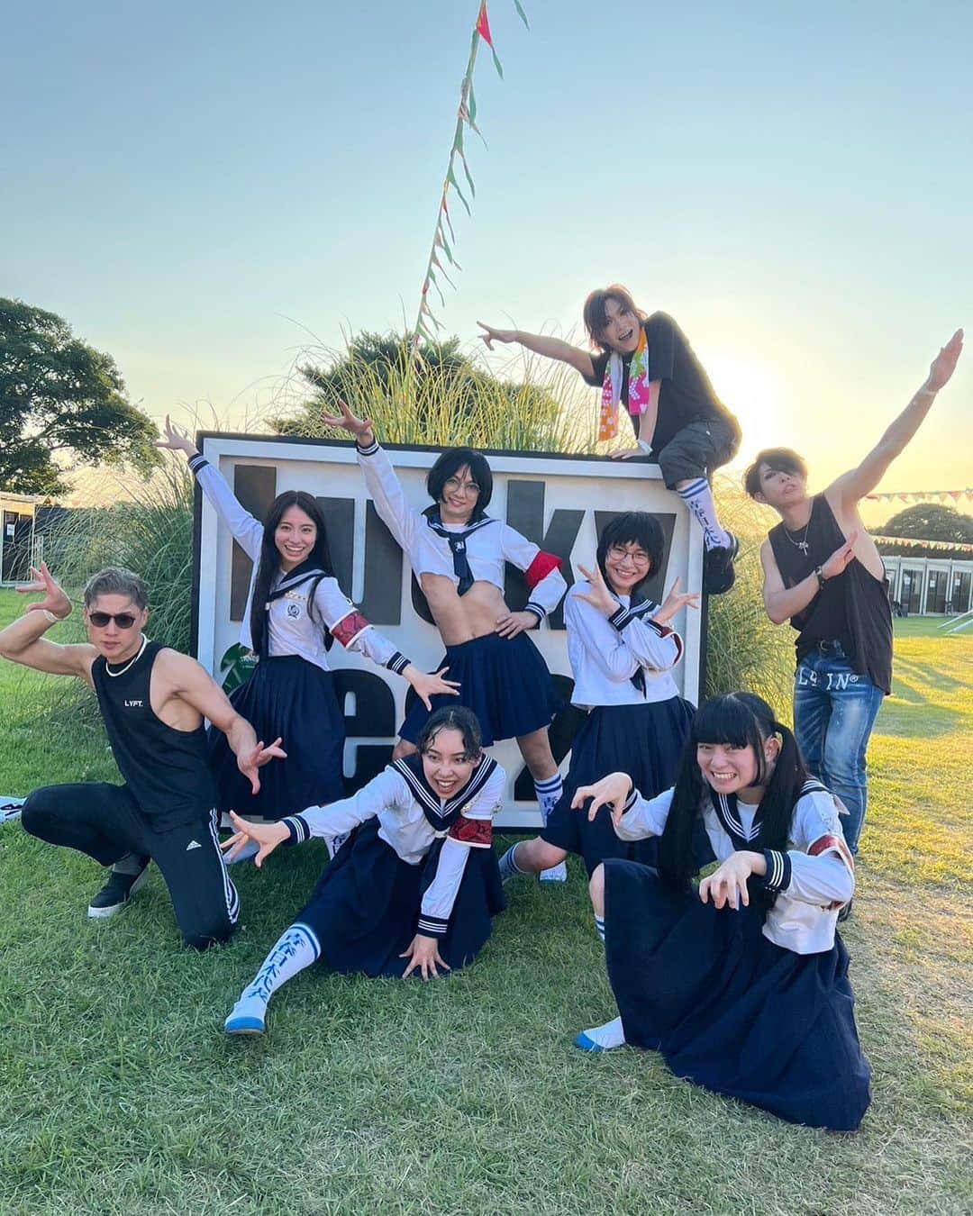 新しい学校のリーダーズのインスタグラム：「NICE TO MEET YOU!  ゴールデンボンバー × 新しい学校のリーダーズ #luckyfes 🌈🔥🔥☀️」