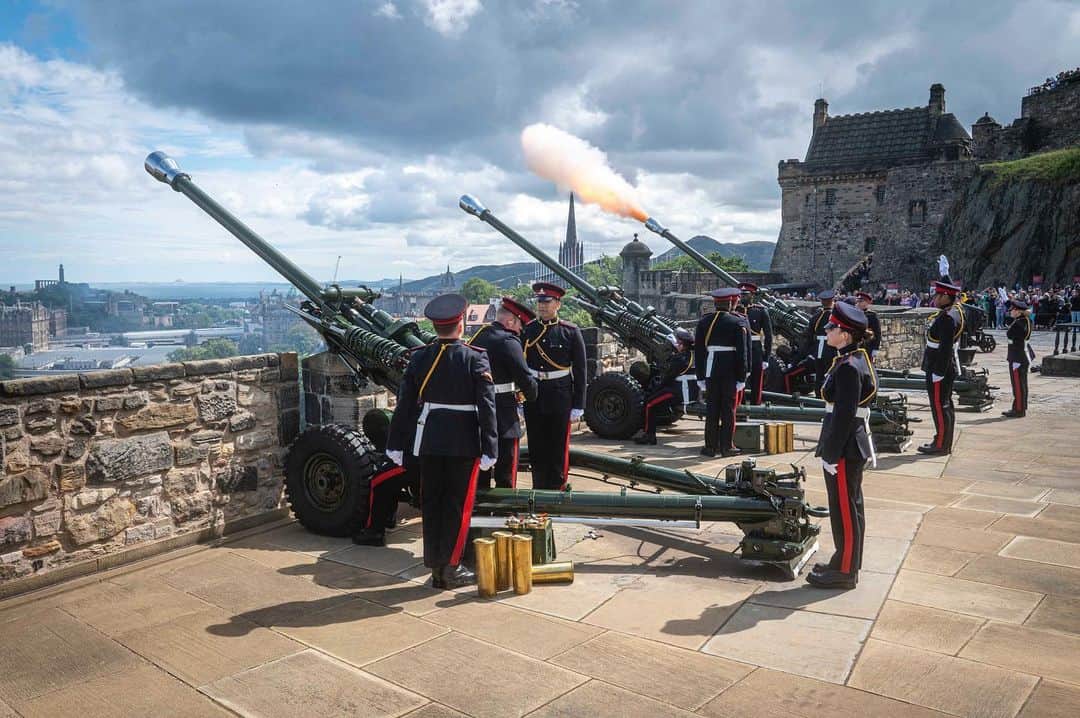 ロイヤル・ファミリーのインスタグラム：「💥🎵 Gun salutes and music marked the first formal birthday salute for The Queen since The King’s Accession in September 2022.   🇬🇧 Gun salutes were fired in Edinburgh, York, Hillsborough, Cardiff, and London and The Band of the Irish Guards performed ‘Happy Birthday’ during The Changing of The Guard at Buckingham Palace.  💨 Gun salutes have existed for centuries and are the firing of guns or firearms as a sign of respect used to mark special occasions or as a military honour.」