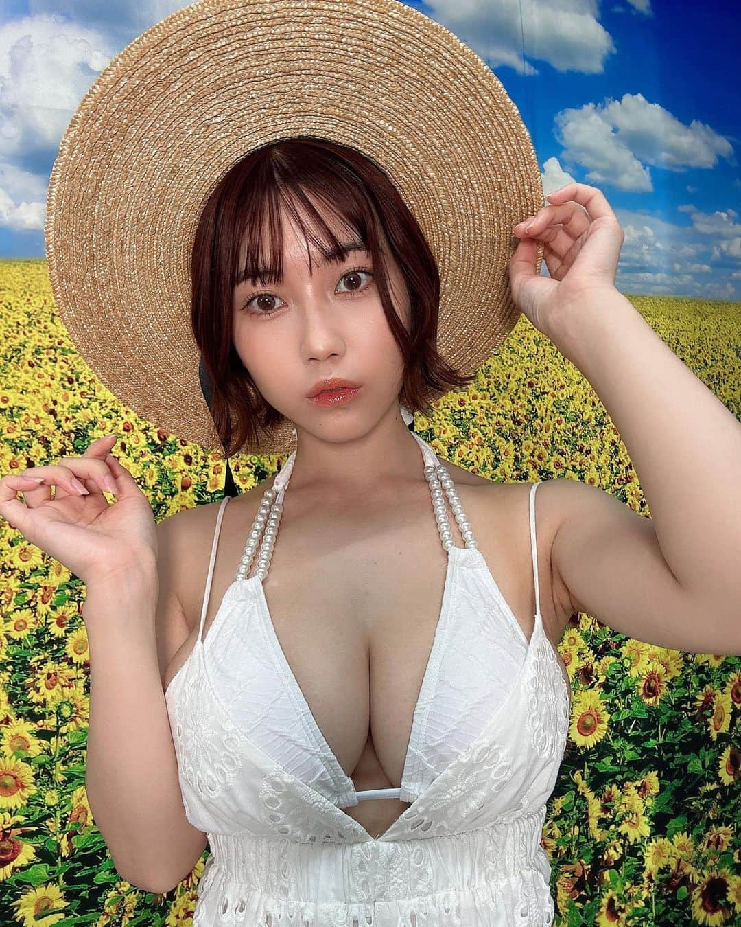 伊織いおさんのインスタグラム写真 - (伊織いおInstagram)「夏っぽいかな？☀️  こんなひまわり畑で撮影一回してみたいなーと思いながら宿題チェキ撮影してきました〜！  インスタのストーリーかTwitterから購入できます！  なんと本日23:59まで！  ギリギリ間に合うので1枚からでもぜひゲットしてみてね😘  着た衣装はインスタストーリーに全部あげたよん🎵 チェキのサンプルも⭐️  購入報告お返事するっ！ . . . . #チェキ #宿題チェキ #グラビア #グラドル #夏 #ワンピースコーデ #白ワンピース #麦わら帽子 #ひまわり  #좋아#셀#팔로우#오오티디#instagood#instadaily#me#攝影#旅遊攝影」7月17日 22時44分 - iocos69