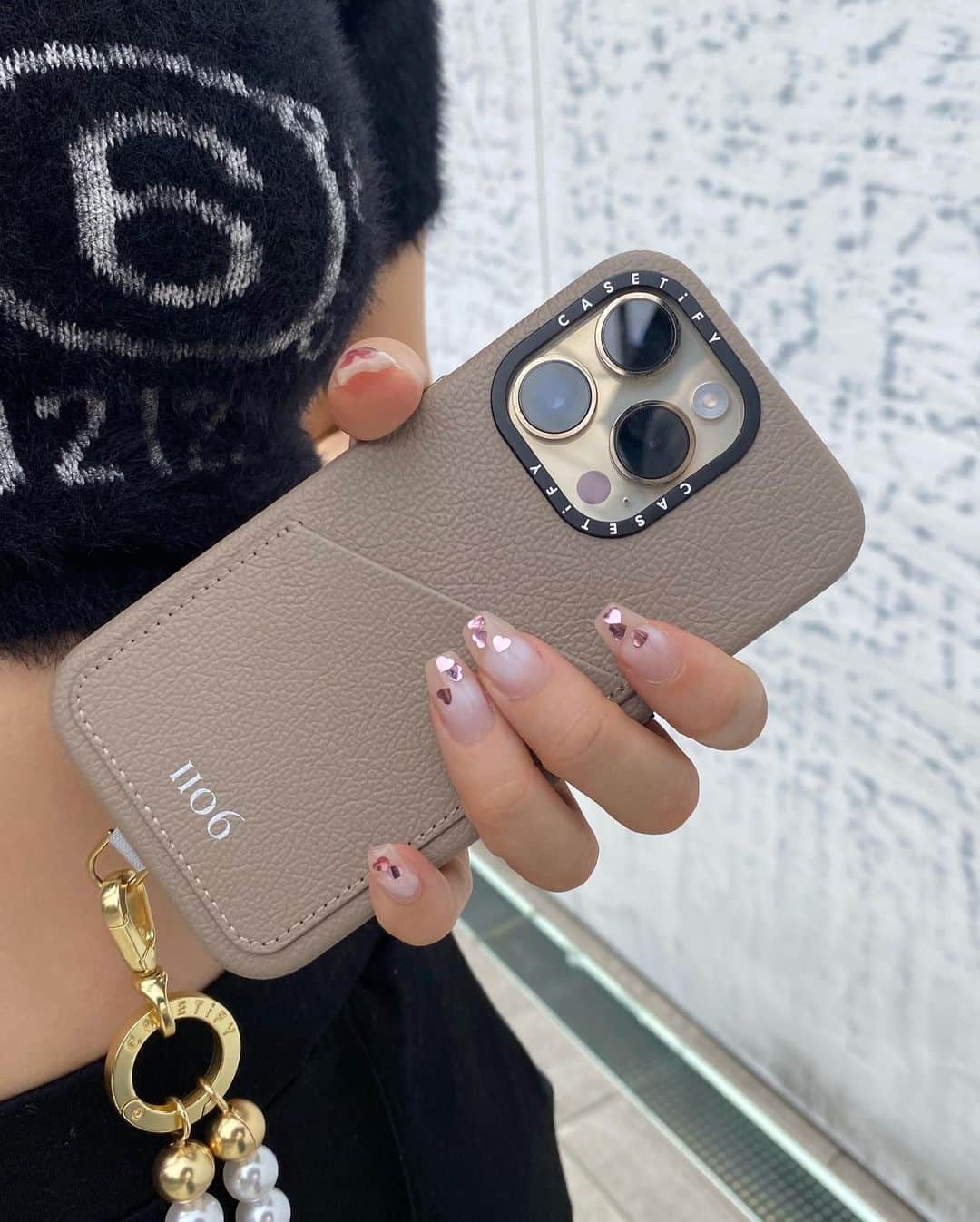 愛甲千笑美のインスタグラム：「@casetify ❤️‍🔥 スマホショルダーがパールでかわいい ファッションのアクセントになって◎ 斜めがけして両手がいつでも使えるから 本当に便利😌☀️  #CASETiFY #プロモーション @casetify_jp #スマホショルダー  @casetifyで使える15%offの コードぜひ使ってみてね☺️ 15CHIEMYYYYY」