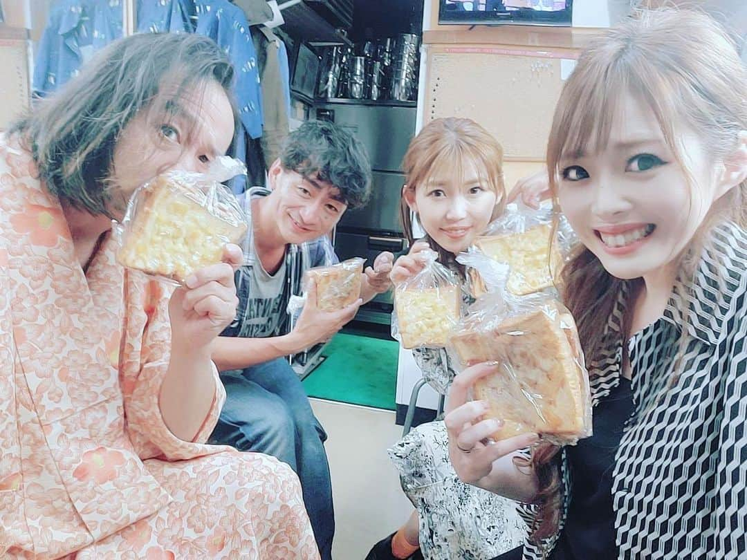 中村愛さんのインスタグラム写真 - (中村愛Instagram)「🎙️♡ ・ ・ ・ #そっくり館キサラ でした！ 楽屋の一コマ\( ･ω･ )/  三連休最後にも関わらず来てくれた方ありがとうございますた‼️  差し入れのパン🍞いただきまーす(^^)ありがとう😊  #ものまね #モノマネ」7月17日 22時45分 - nakamuramura_ai