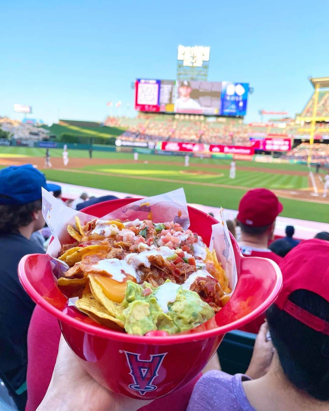 今井麻椰さんのインスタグラム写真 - (今井麻椰Instagram)「オオタニサーーン🤩⚾️ 二刀流の日で、ホームラン27・28号の2本、３打数３安打、7勝目👏‼️ 行った日があまりにもラッキーすぎる日でした✨  🦑催事後の唯一の楽しみだったから、めちゃくちゃ満喫した！笑 LAで長年お世話になっている方々のお陰です🙇‍♀️  あるBリーガーに球場でバッタリ会ったの🤫 お互い驚き果てた😂世界は狭い！笑  #angels #angelstadium #shoheiohtani #rallymonkey #mlb #california #anaheim #エンゼルス #エンゼルスタジアム #大谷翔平 #ラリーモンキー #アナハイム #野球観戦」7月17日 22時45分 - maya_imai_124