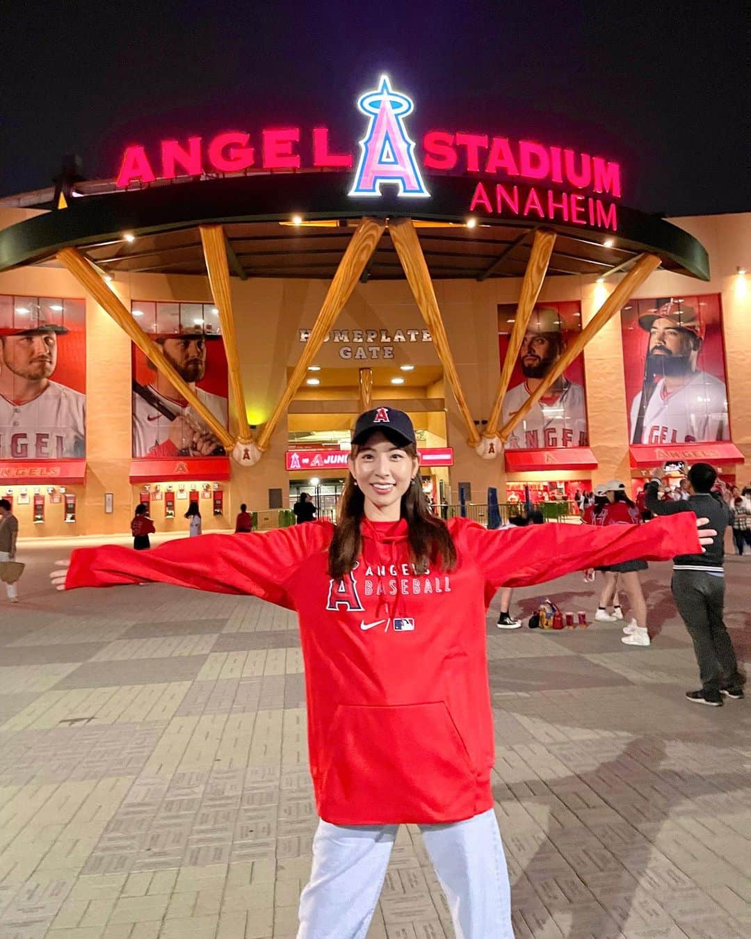 今井麻椰さんのインスタグラム写真 - (今井麻椰Instagram)「オオタニサーーン🤩⚾️ 二刀流の日で、ホームラン27・28号の2本、３打数３安打、7勝目👏‼️ 行った日があまりにもラッキーすぎる日でした✨  🦑催事後の唯一の楽しみだったから、めちゃくちゃ満喫した！笑 LAで長年お世話になっている方々のお陰です🙇‍♀️  あるBリーガーに球場でバッタリ会ったの🤫 お互い驚き果てた😂世界は狭い！笑  #angels #angelstadium #shoheiohtani #rallymonkey #mlb #california #anaheim #エンゼルス #エンゼルスタジアム #大谷翔平 #ラリーモンキー #アナハイム #野球観戦」7月17日 22時45分 - maya_imai_124