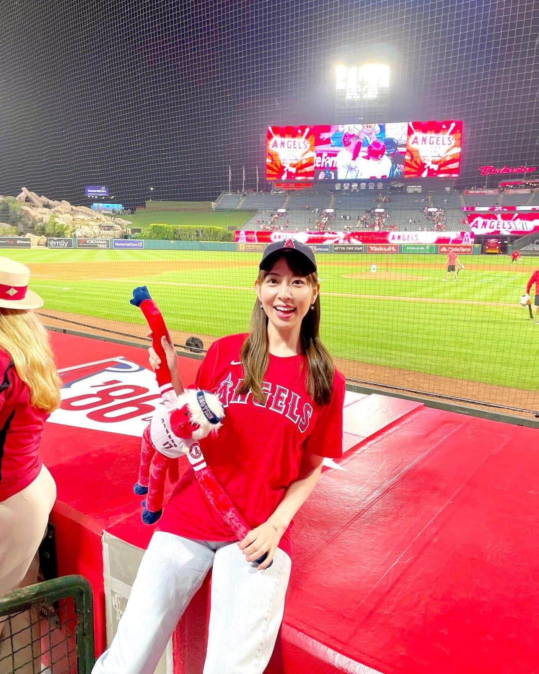 今井麻椰さんのインスタグラム写真 - (今井麻椰Instagram)「オオタニサーーン🤩⚾️ 二刀流の日で、ホームラン27・28号の2本、３打数３安打、7勝目👏‼️ 行った日があまりにもラッキーすぎる日でした✨  🦑催事後の唯一の楽しみだったから、めちゃくちゃ満喫した！笑 LAで長年お世話になっている方々のお陰です🙇‍♀️  あるBリーガーに球場でバッタリ会ったの🤫 お互い驚き果てた😂世界は狭い！笑  #angels #angelstadium #shoheiohtani #rallymonkey #mlb #california #anaheim #エンゼルス #エンゼルスタジアム #大谷翔平 #ラリーモンキー #アナハイム #野球観戦」7月17日 22時45分 - maya_imai_124