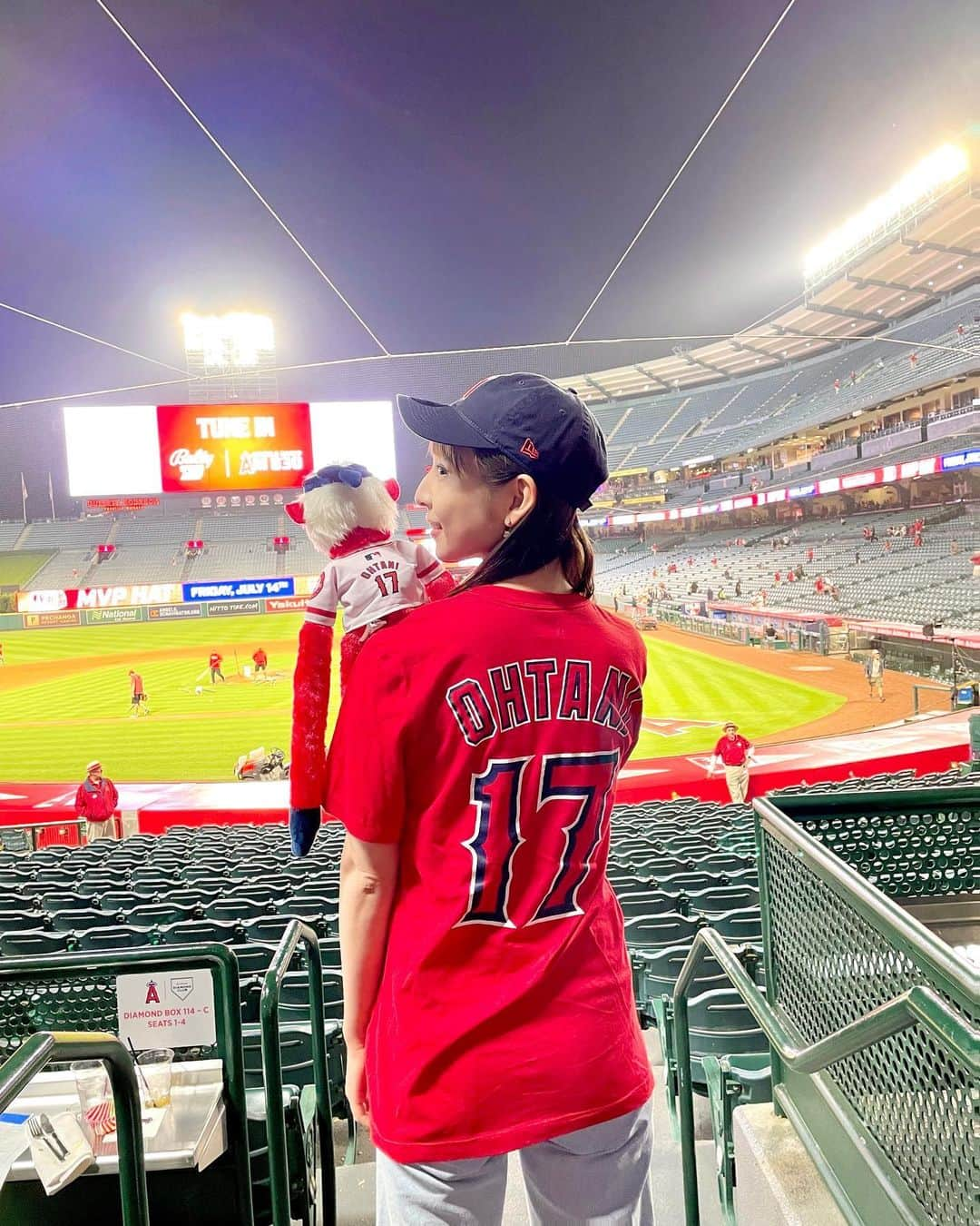 今井麻椰さんのインスタグラム写真 - (今井麻椰Instagram)「オオタニサーーン🤩⚾️ 二刀流の日で、ホームラン27・28号の2本、３打数３安打、7勝目👏‼️ 行った日があまりにもラッキーすぎる日でした✨  🦑催事後の唯一の楽しみだったから、めちゃくちゃ満喫した！笑 LAで長年お世話になっている方々のお陰です🙇‍♀️  あるBリーガーに球場でバッタリ会ったの🤫 お互い驚き果てた😂世界は狭い！笑  #angels #angelstadium #shoheiohtani #rallymonkey #mlb #california #anaheim #エンゼルス #エンゼルスタジアム #大谷翔平 #ラリーモンキー #アナハイム #野球観戦」7月17日 22時45分 - maya_imai_124