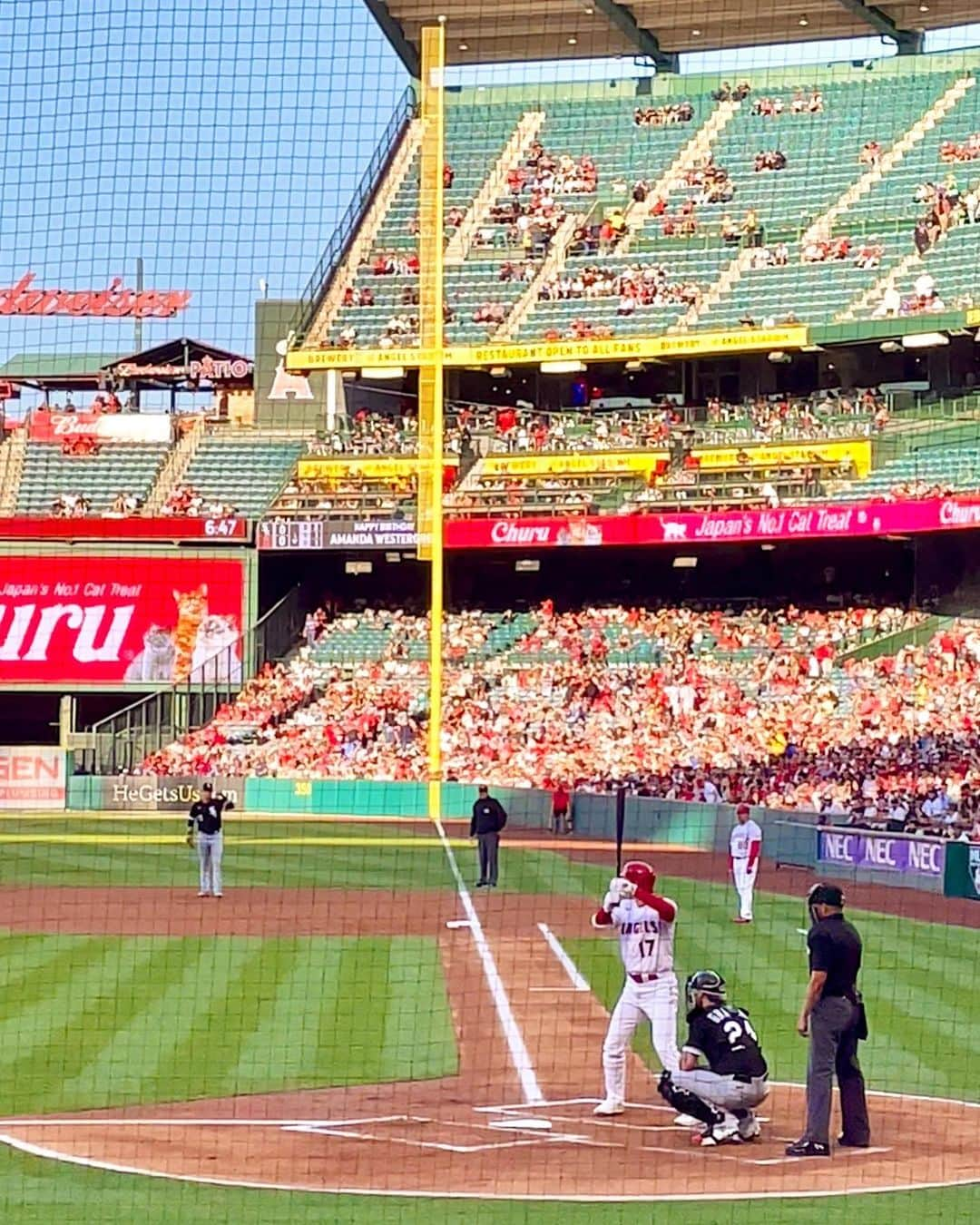 今井麻椰さんのインスタグラム写真 - (今井麻椰Instagram)「オオタニサーーン🤩⚾️ 二刀流の日で、ホームラン27・28号の2本、３打数３安打、7勝目👏‼️ 行った日があまりにもラッキーすぎる日でした✨  🦑催事後の唯一の楽しみだったから、めちゃくちゃ満喫した！笑 LAで長年お世話になっている方々のお陰です🙇‍♀️  あるBリーガーに球場でバッタリ会ったの🤫 お互い驚き果てた😂世界は狭い！笑  #angels #angelstadium #shoheiohtani #rallymonkey #mlb #california #anaheim #エンゼルス #エンゼルスタジアム #大谷翔平 #ラリーモンキー #アナハイム #野球観戦」7月17日 22時45分 - maya_imai_124