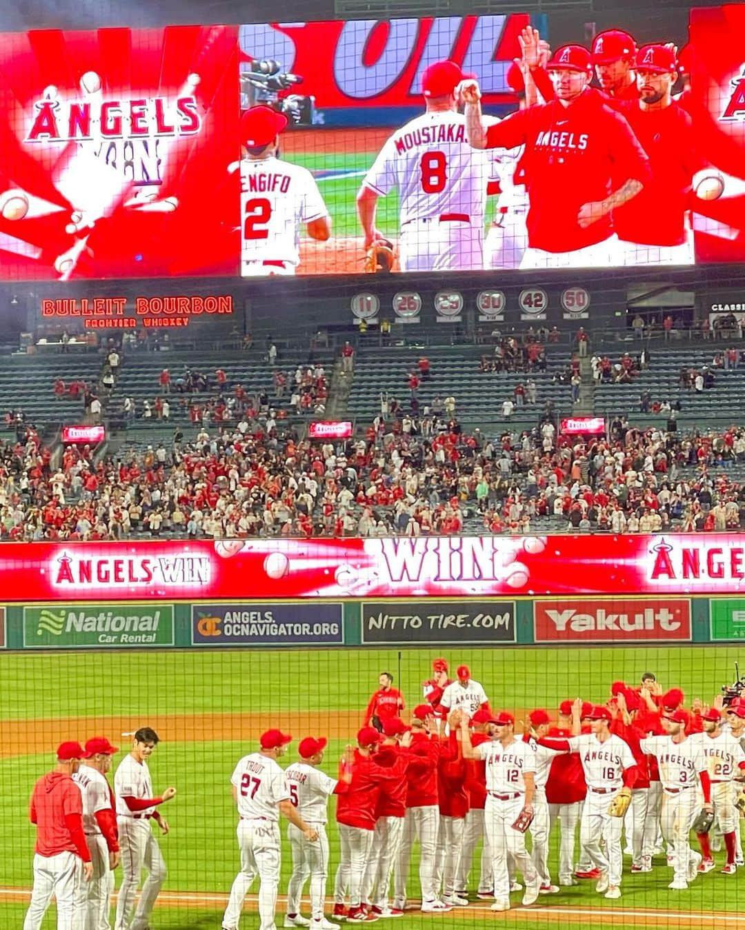 今井麻椰さんのインスタグラム写真 - (今井麻椰Instagram)「オオタニサーーン🤩⚾️ 二刀流の日で、ホームラン27・28号の2本、３打数３安打、7勝目👏‼️ 行った日があまりにもラッキーすぎる日でした✨  🦑催事後の唯一の楽しみだったから、めちゃくちゃ満喫した！笑 LAで長年お世話になっている方々のお陰です🙇‍♀️  あるBリーガーに球場でバッタリ会ったの🤫 お互い驚き果てた😂世界は狭い！笑  #angels #angelstadium #shoheiohtani #rallymonkey #mlb #california #anaheim #エンゼルス #エンゼルスタジアム #大谷翔平 #ラリーモンキー #アナハイム #野球観戦」7月17日 22時45分 - maya_imai_124