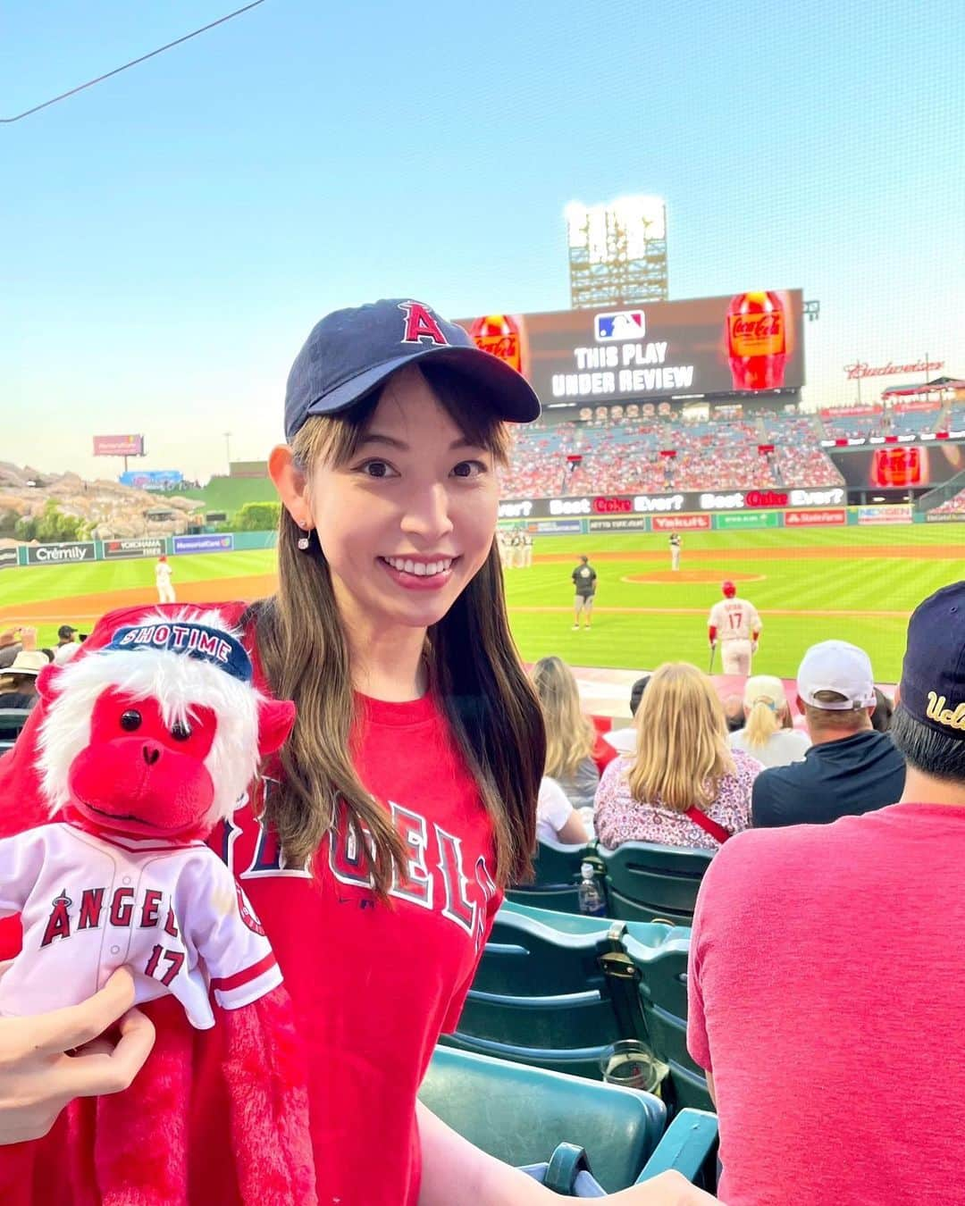 今井麻椰のインスタグラム：「オオタニサーーン🤩⚾️ 二刀流の日で、ホームラン27・28号の2本、３打数３安打、7勝目👏‼️ 行った日があまりにもラッキーすぎる日でした✨  🦑催事後の唯一の楽しみだったから、めちゃくちゃ満喫した！笑 LAで長年お世話になっている方々のお陰です🙇‍♀️  あるBリーガーに球場でバッタリ会ったの🤫 お互い驚き果てた😂世界は狭い！笑  #angels #angelstadium #shoheiohtani #rallymonkey #mlb #california #anaheim #エンゼルス #エンゼルスタジアム #大谷翔平 #ラリーモンキー #アナハイム #野球観戦」