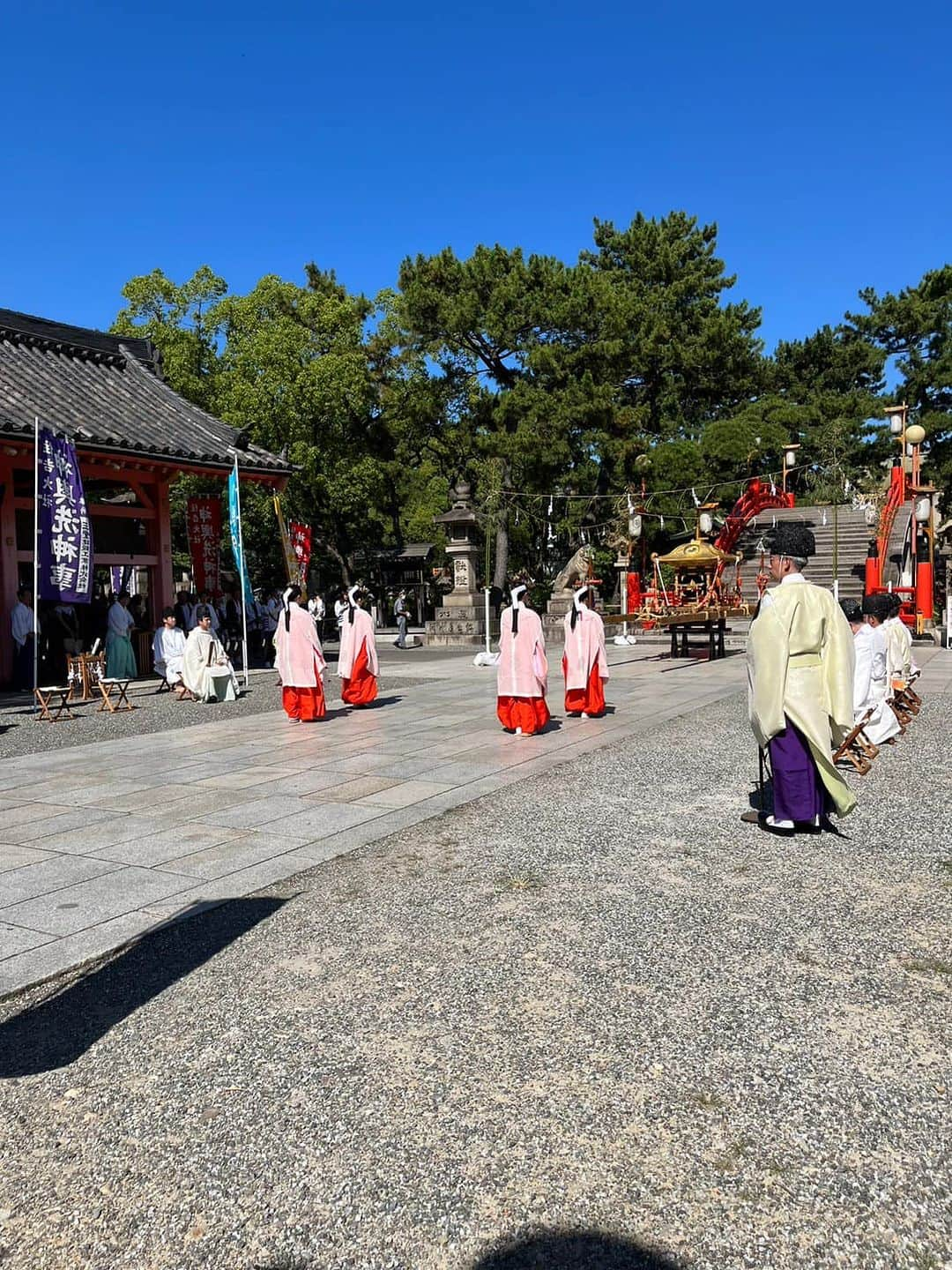 佐々木梨絵さんのインスタグラム写真 - (佐々木梨絵Instagram)「7月海の日に行われる住吉大社の神輿洗神事にお招きいただきました。  大阪の夏祭りを締めくくる住吉祭は地域の皆さん楽しみにされています。  7月30日には「宵宮祭」、翌日に「夏越祓神事・例大祭」が行われ、8月1日にら住吉大神の御神霊をお遷した神輿が、 堺の宿院頓宮までお渡りする「神輿渡御」が行われます。  神輿洗神事は、神輿渡御に先立って神輿をお清めする神事です。   娘たちにもこういった歴史あるお祭りをたくさん体験させたいです。  #住吉大社 #住吉祭 #夏祭り #お神輿 #神輿洗神事 #大阪維新の会 #佐々木りえ」7月17日 22時46分 - sasaki__rie