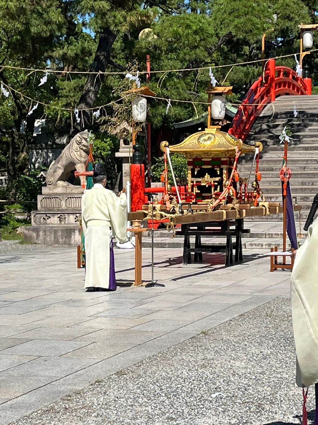 佐々木梨絵さんのインスタグラム写真 - (佐々木梨絵Instagram)「7月海の日に行われる住吉大社の神輿洗神事にお招きいただきました。  大阪の夏祭りを締めくくる住吉祭は地域の皆さん楽しみにされています。  7月30日には「宵宮祭」、翌日に「夏越祓神事・例大祭」が行われ、8月1日にら住吉大神の御神霊をお遷した神輿が、 堺の宿院頓宮までお渡りする「神輿渡御」が行われます。  神輿洗神事は、神輿渡御に先立って神輿をお清めする神事です。   娘たちにもこういった歴史あるお祭りをたくさん体験させたいです。  #住吉大社 #住吉祭 #夏祭り #お神輿 #神輿洗神事 #大阪維新の会 #佐々木りえ」7月17日 22時46分 - sasaki__rie