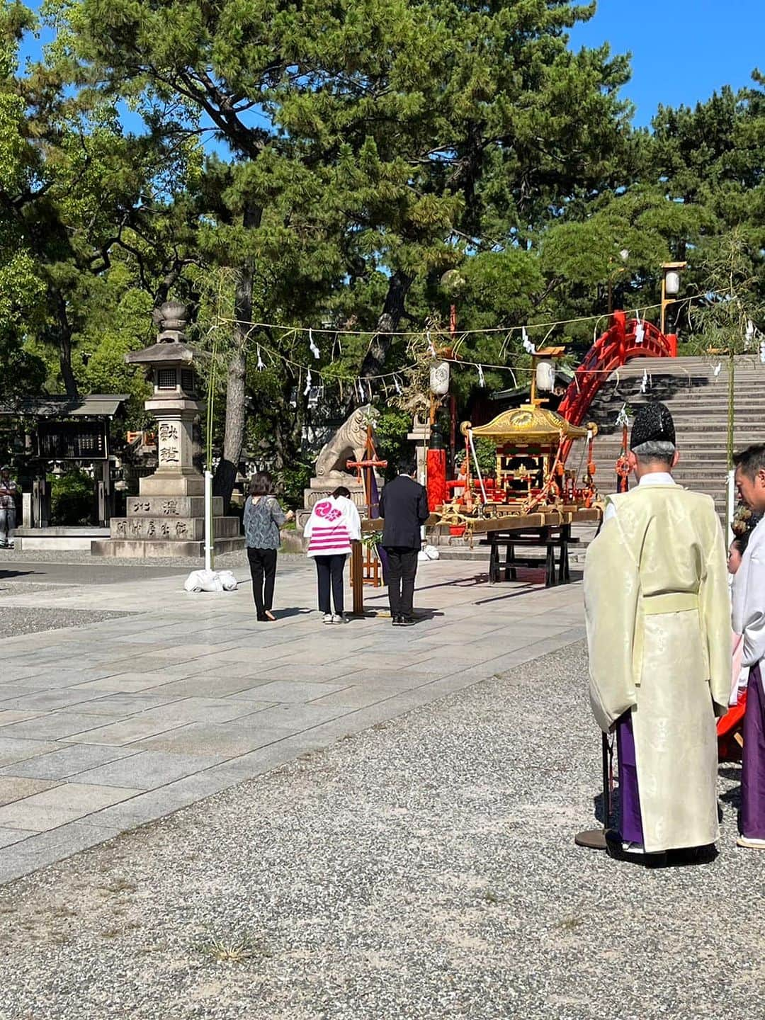 佐々木梨絵さんのインスタグラム写真 - (佐々木梨絵Instagram)「7月海の日に行われる住吉大社の神輿洗神事にお招きいただきました。  大阪の夏祭りを締めくくる住吉祭は地域の皆さん楽しみにされています。  7月30日には「宵宮祭」、翌日に「夏越祓神事・例大祭」が行われ、8月1日にら住吉大神の御神霊をお遷した神輿が、 堺の宿院頓宮までお渡りする「神輿渡御」が行われます。  神輿洗神事は、神輿渡御に先立って神輿をお清めする神事です。   娘たちにもこういった歴史あるお祭りをたくさん体験させたいです。  #住吉大社 #住吉祭 #夏祭り #お神輿 #神輿洗神事 #大阪維新の会 #佐々木りえ」7月17日 22時46分 - sasaki__rie