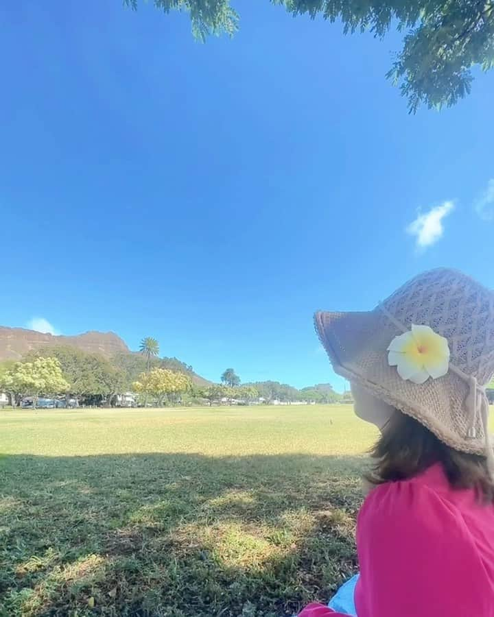 壽老麻衣のインスタグラム：「滞在中、カピオラニ公園でのんびりする時間が幸せでした🍀 鳥の声が綺麗だったので、よろしければ音量をONにして聴いてみてくださいね🕊」