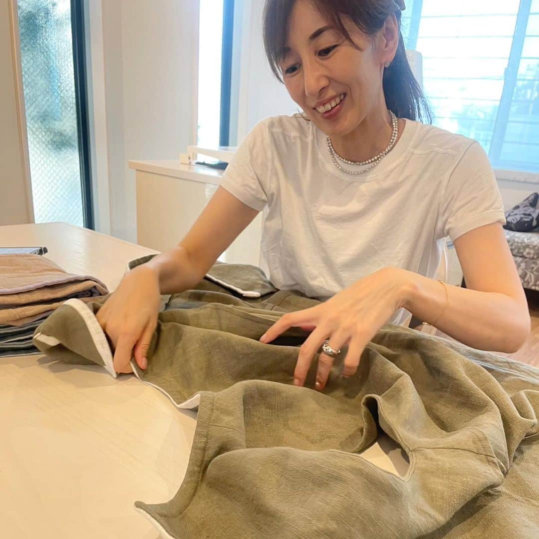 machi28777のインスタグラム：「【私が服作りをしている理由】  あなたの考え方好きよ😊 もっと伝えていきなさい…  軽井沢販売会の時に お客様にいただいた言葉が 嬉しくて🥺  悩みを隠すファッションではなく 魅力を生かすファッションを楽しんでほしい 服は一瞬にして魅力を纏い 自信を引き出し 一歩踏み出す勇気をくれるから✨  そして日本の宝である 高品質の素材と職人技を 守りたい…  年齢を重ねてきたからこそ 長く愛せるものへの想いが強いのかな^_^  そんなモノづくりへの思いを伝えたくて…  明日から2日間 @simpure_onlineshop  オンラインショップのアカウントで、ライブをする事にしました✨ 18日火曜日10時〜11時半  明日は、30日から一般販売開始となる、バイカラージレについて 製作秘話なども交えてお話しします❤️ 皆さんのファッションのお悩みや想いと共に30分おしゃべりできたら嬉しいです^_^  @simpure_onlineshop  simpureオンラインショップアカウントフォローもよろしくおねがいします🤲  三連休最後にお知らせでした^_^  しかし… 私、モノづくりを語る時にこんな顔してるんだね✨ おじいちゃんに見せたかったな…  #モノづくり  #服作り #リネン #linen #ジレ #simpure #オンラインショップ #fashion  #machibasic #国産 #オールジャパンメイド」