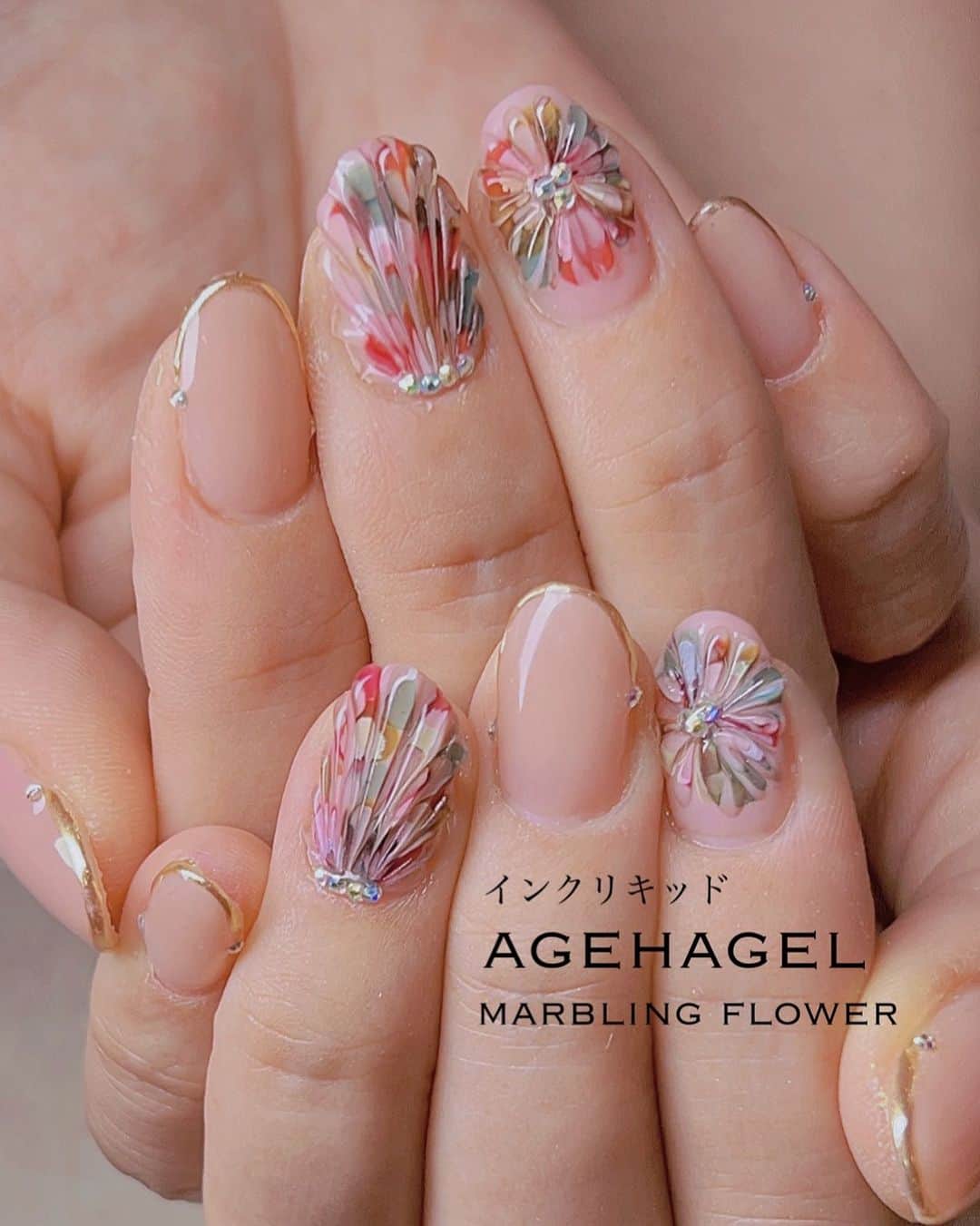 agehaのインスタグラム：「可愛いよねー！ 可愛いーーー😍 しか、、出てこない！（笑）  ageha新作アート marbling flower❤️  インスタライブでも 皆さん見てくれたかな？^ ^  agehaさん、、 ずっとジェルでインク風アートを 頑張って来たので ほんとのインクで色々楽しんでます❤️  まだまだ、 インクアート進化しますから お見逃しなく❤️  agehaインクリキッド 大好評発売中❤️  使用カラー ○ageha opti 2-08 ○agehaインクリキッド No.01.04.06 ○クリームアートジェルホワイト ○マルチプルリキッド ○agehaミニライト ○agehaトップジェル ○agehaミラーパウダー M-2 ゴールド ○agehaチャームオンノンワイプ #agehagel  #インクネイル #トレンドカラー」