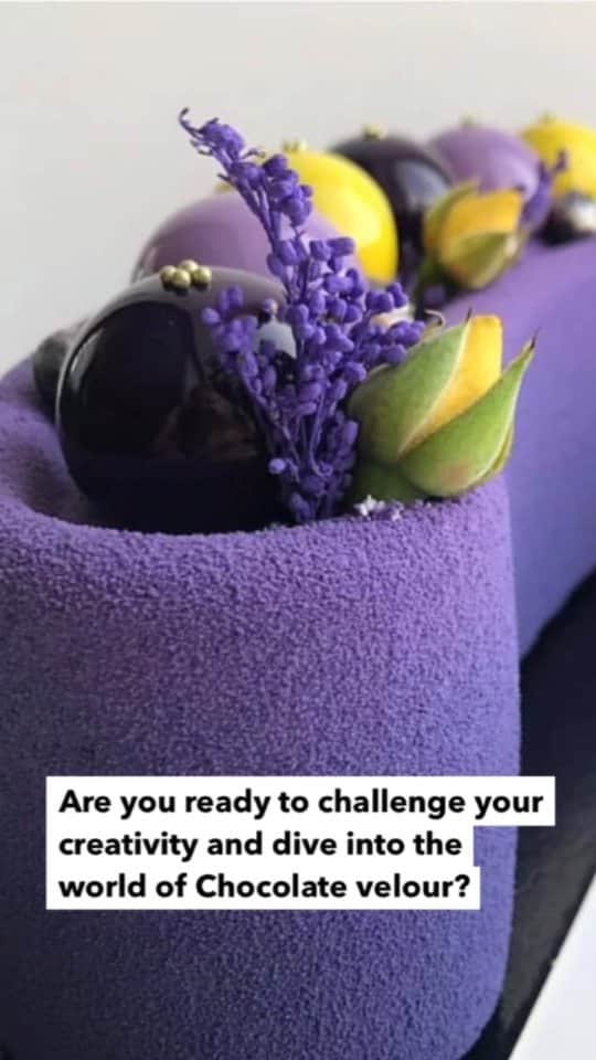 オリガ・ノスコワのインスタグラム：「Let's talk about the Chocolate velour technique, a total game-changer in cake decoration! We mix chocolate and cocoa oil and spray it over the cake, adding a touch of velvet luxury to it. Are you ready to challenge your creativity and dive into the world of Chocolate velour? Join my classes let's create your masterpiece together!   This magical velvet finish won't appear by itself, follow my links and get to it!👆   Давайте поговорим о технике "Шоколадный велюр", которая полностью меняет представление о декорировании тортов! Мы смешиваем шоколад и масло какао и распыляем его на торт, придавая ему бархатную роскошь.  Готовы ли вы бросить вызов своему творчеству и погрузиться в мир шоколадного велюра? Присоединяйтесь к моим занятиям, давайте вместе создадим ваш шедевр!   Эта волшебная бархатная отделка не появится сама собой, переходите по моим ссылкам и приступайте!😉」