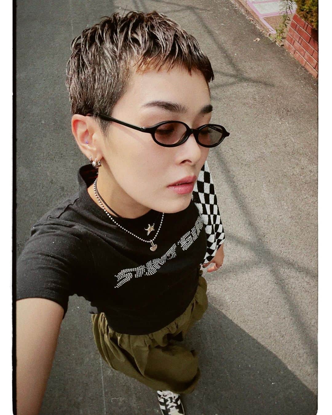 畠山千明のインスタグラム：「久しぶりに短めな気分🐵🐵 いつも可愛いショートにしてくれてありがとー！ @hearts_matsu  もう14年くらいの付き合い😂💥」